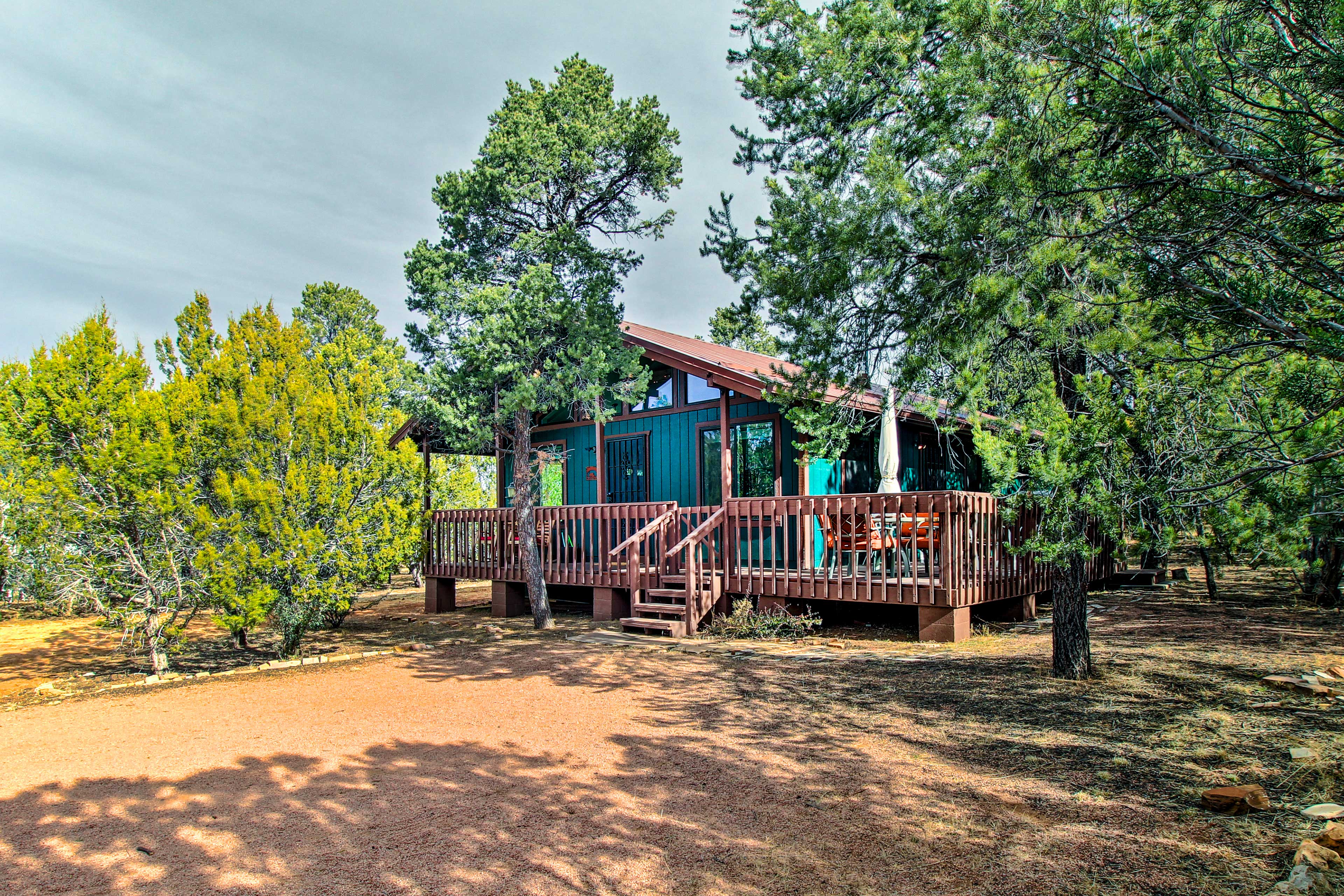 Bright Heber-Overgaard Cabin: Fire Pit & Deck