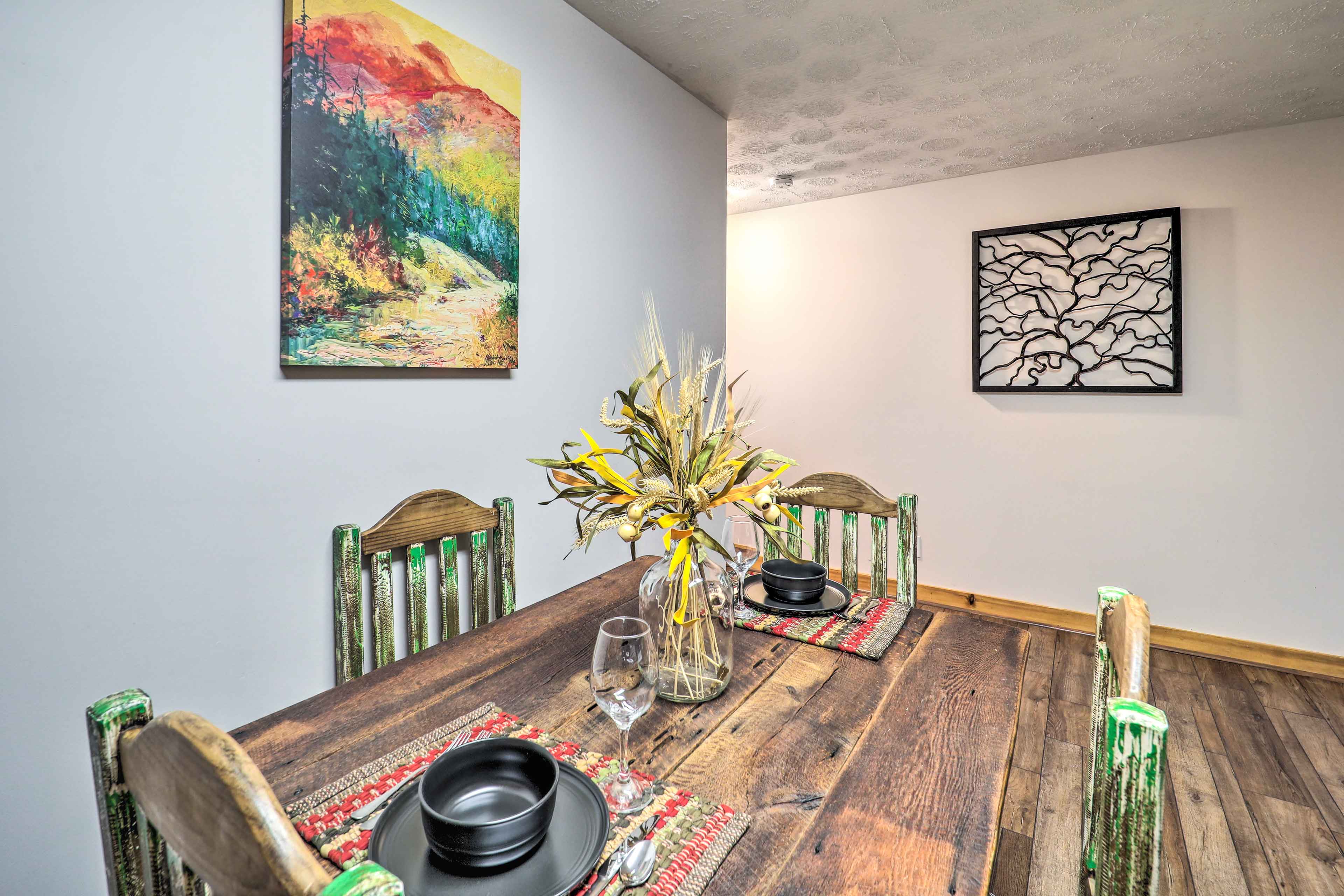 Dining Area | Dishware & Flatware Provided