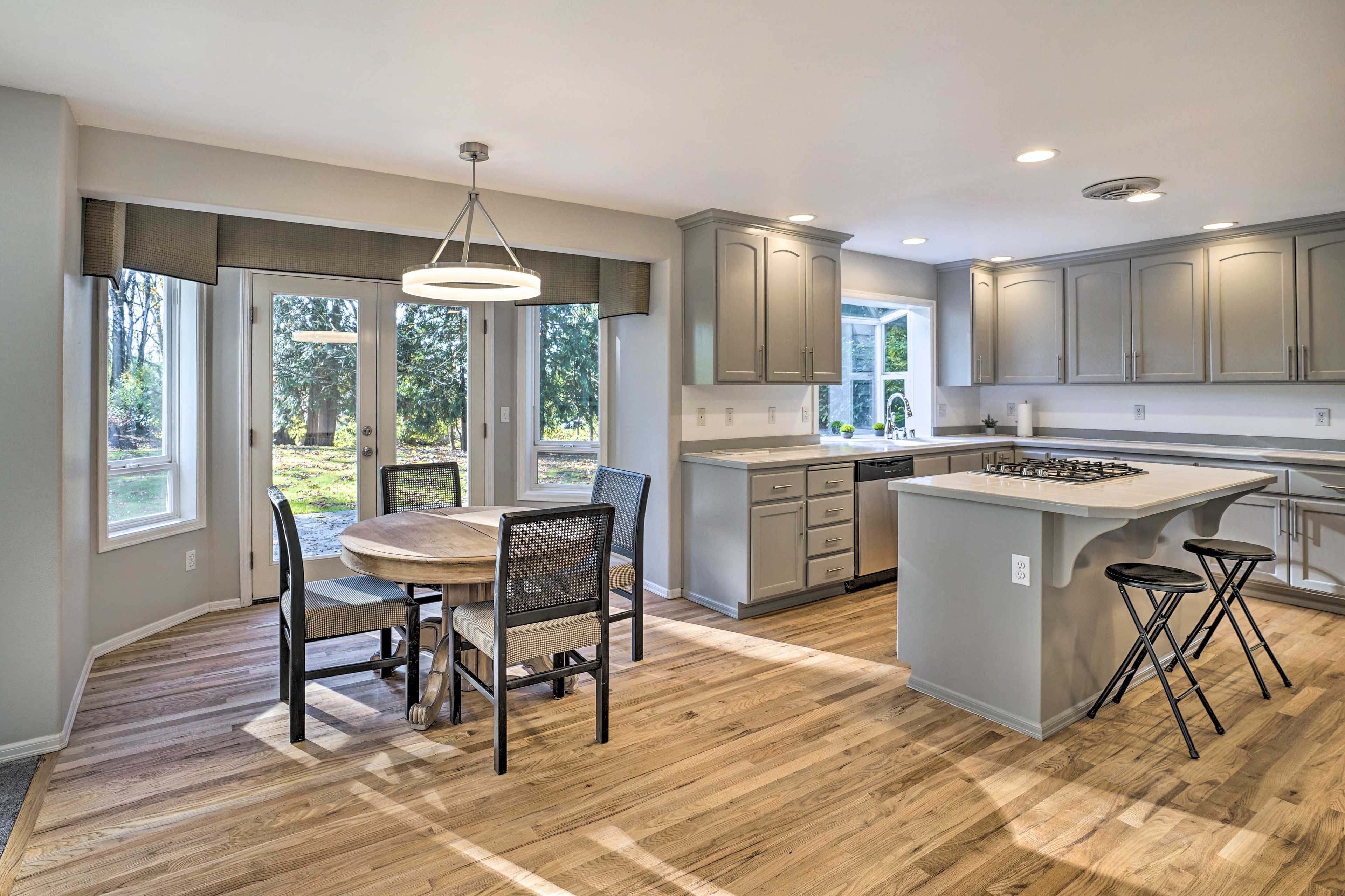 Kitchen & Dining Area