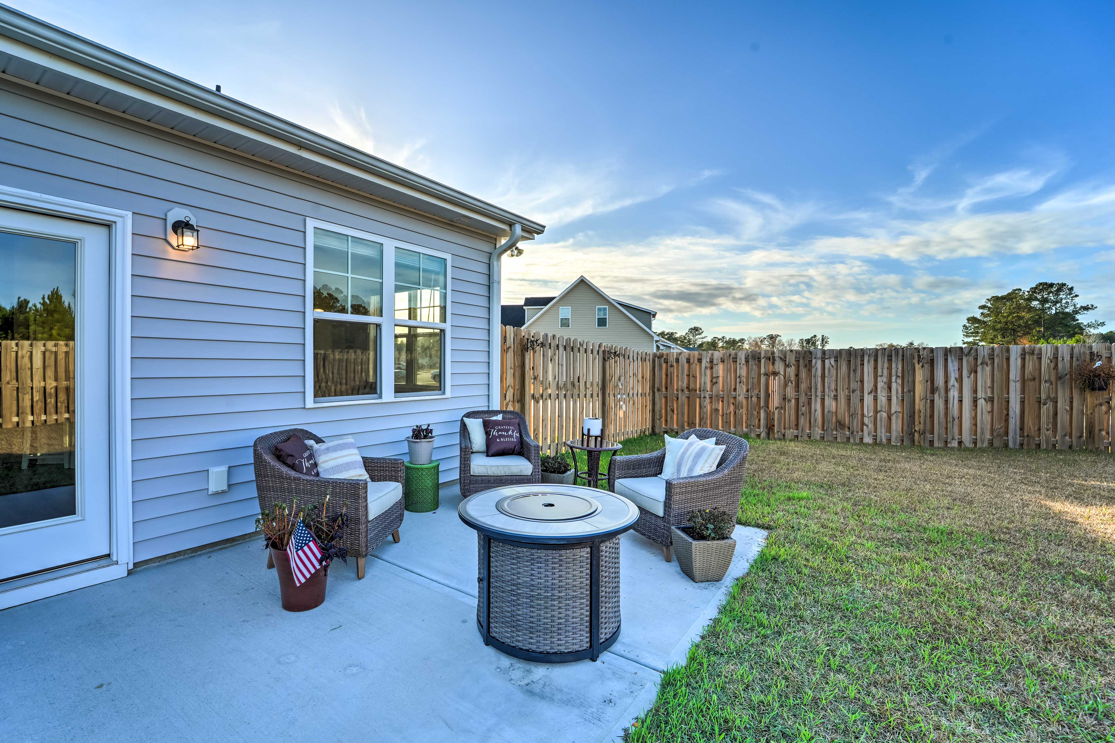 Private Backyard Area | Dining Area | Ample Seating