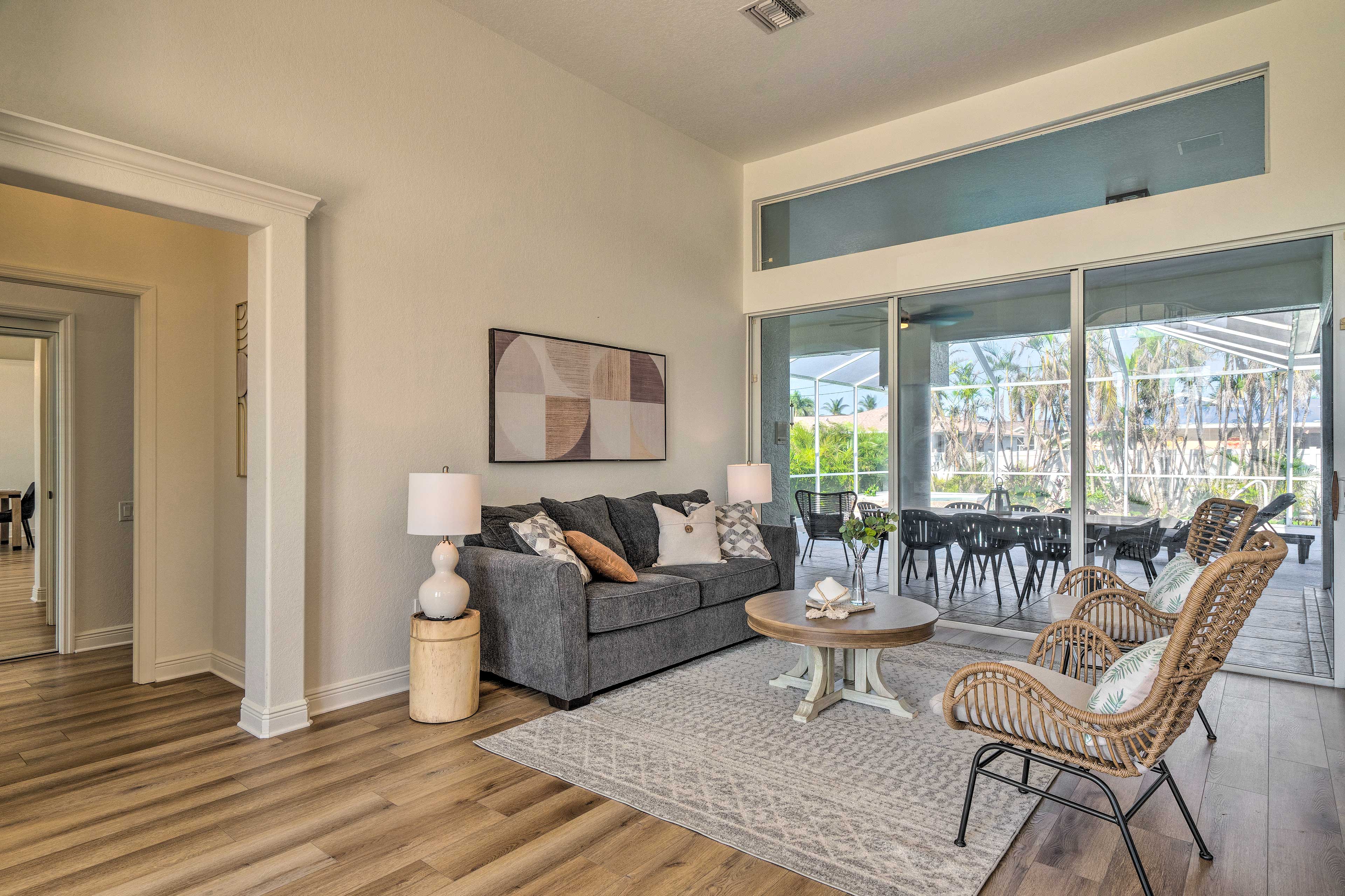 Sitting Room | Lanai Access