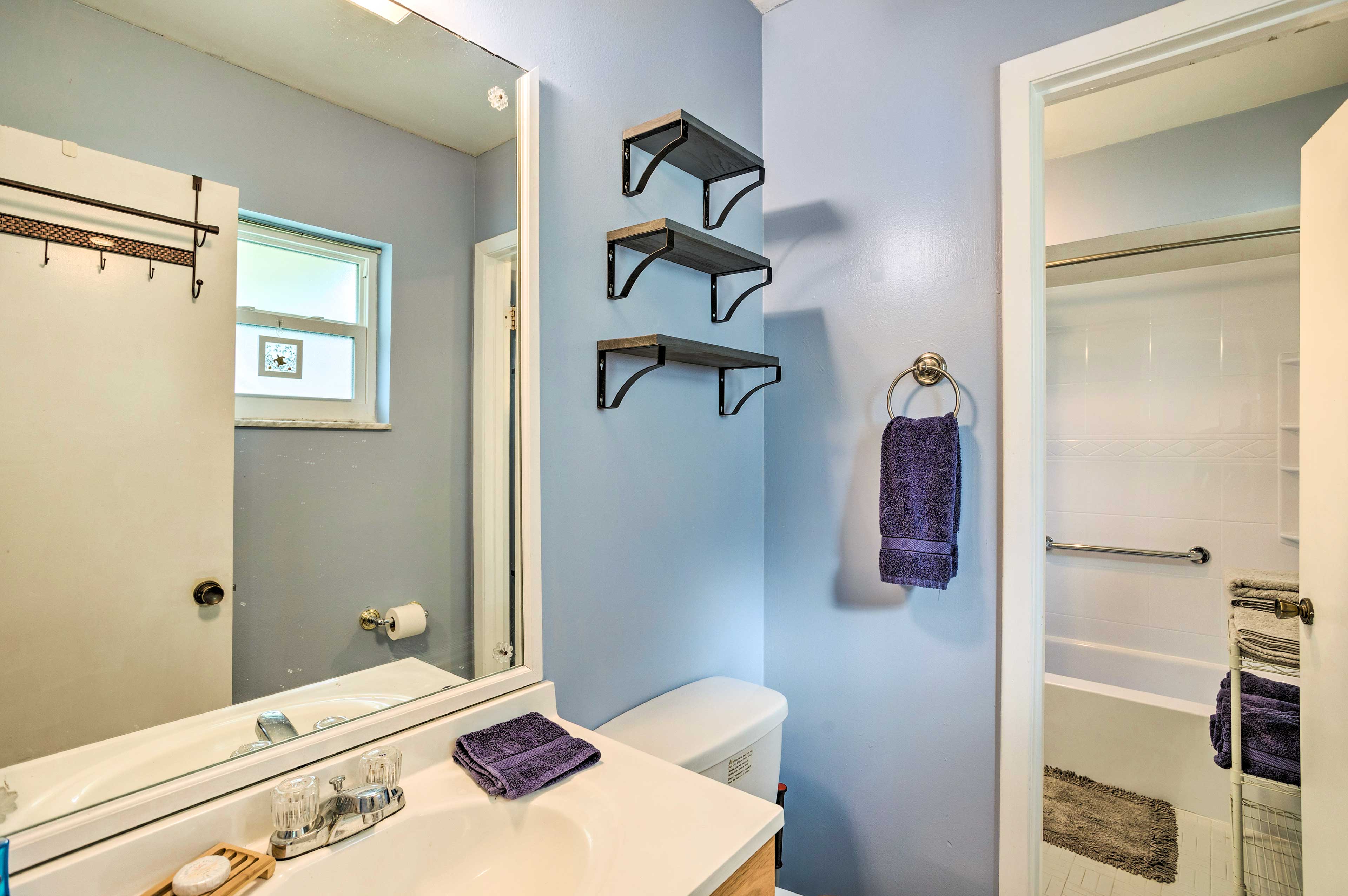 Full Bathroom | Shower/Tub Combo | Towels Provided