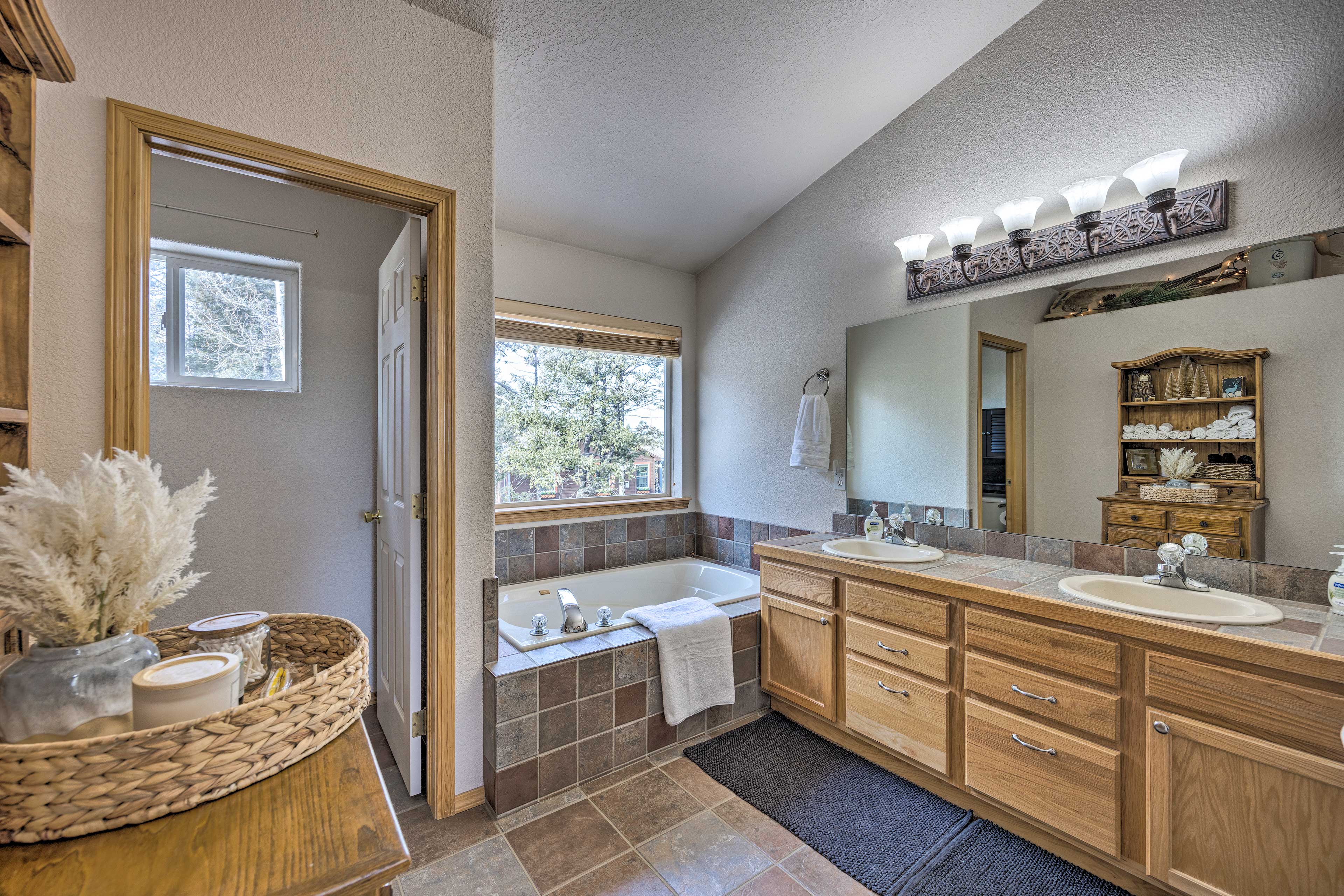 En-Suite Bathroom | Towels Provided | Complimentary Toiletries