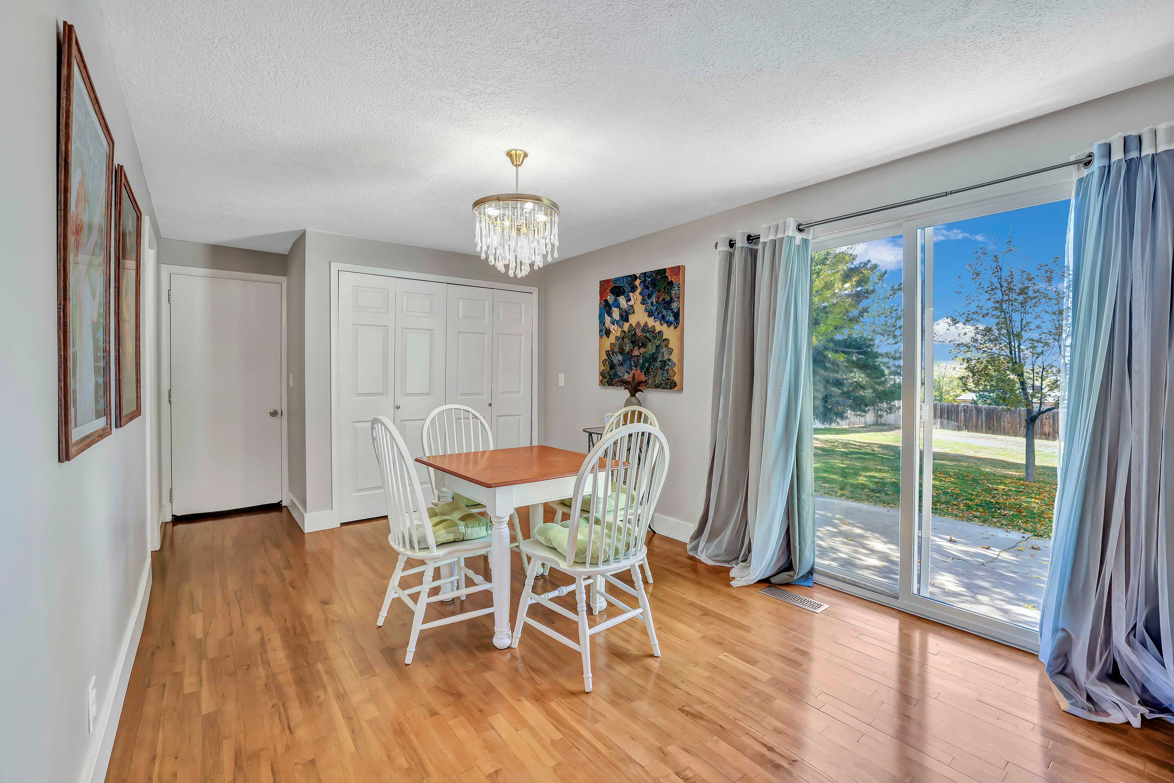 Dining Area | Dishware & Flatware Provided