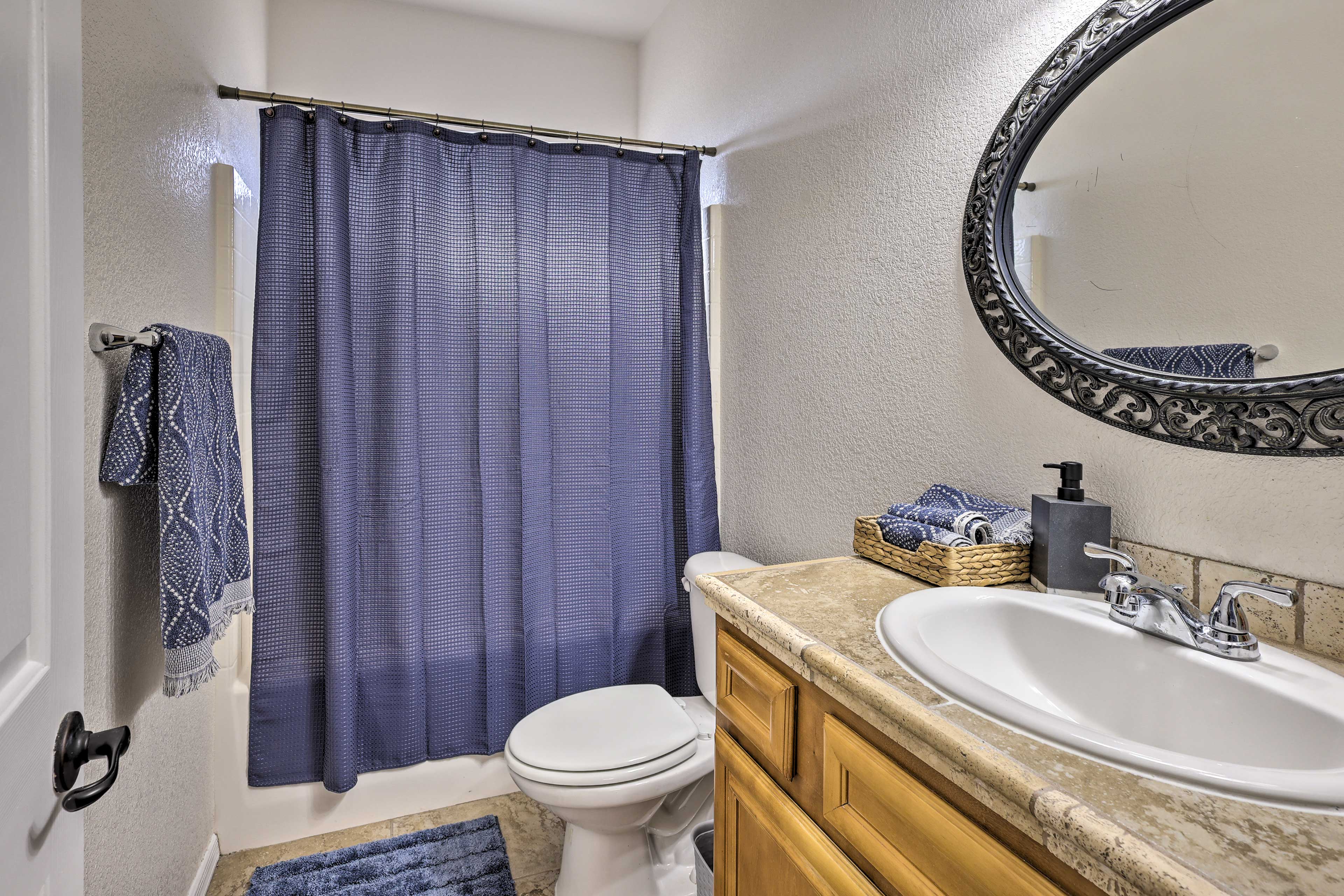 Full Bathroom | Main Level | Towels Provided