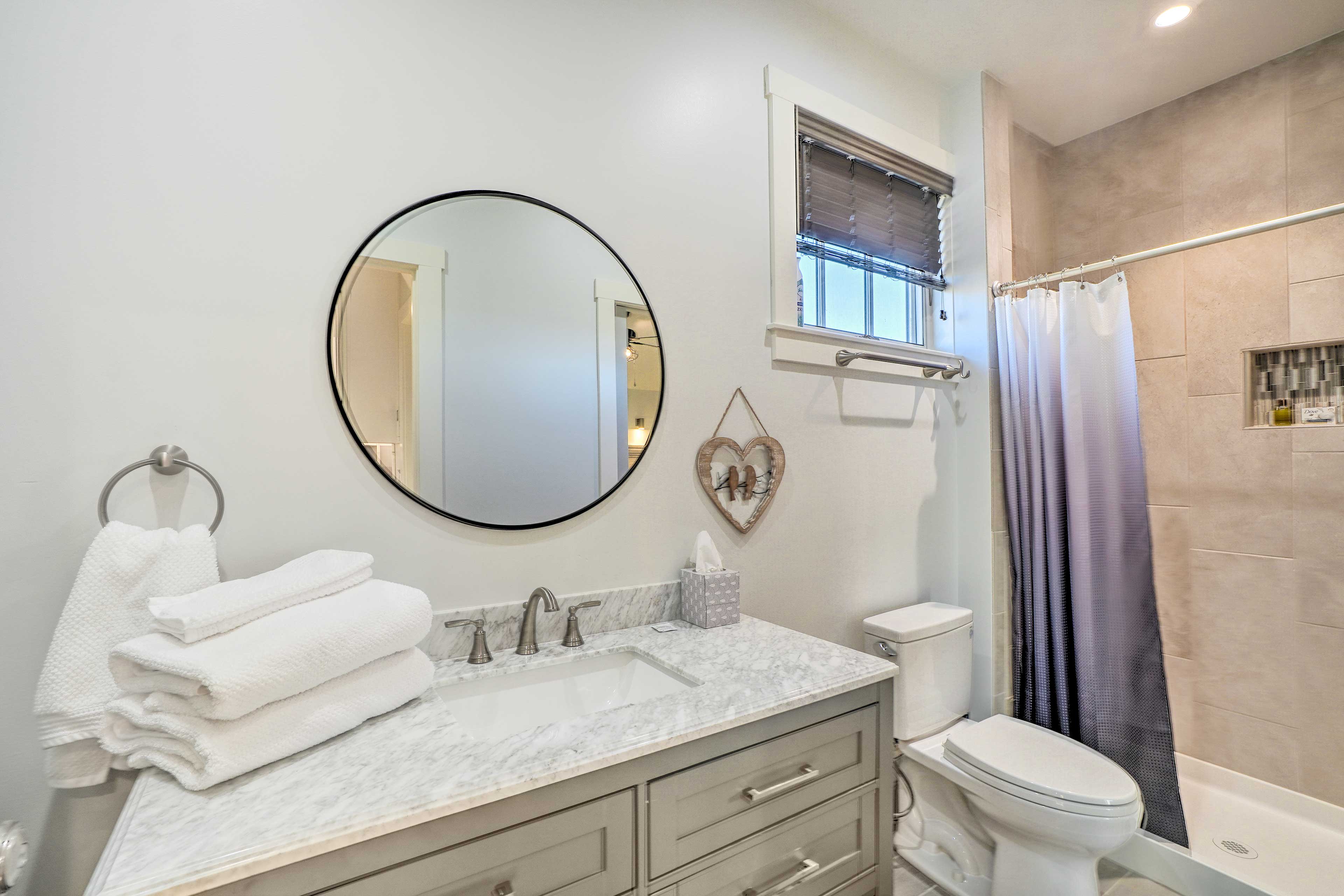 Full Bathroom | Shower/Tub Combo | Complimentary Toiletries | Towels Provided