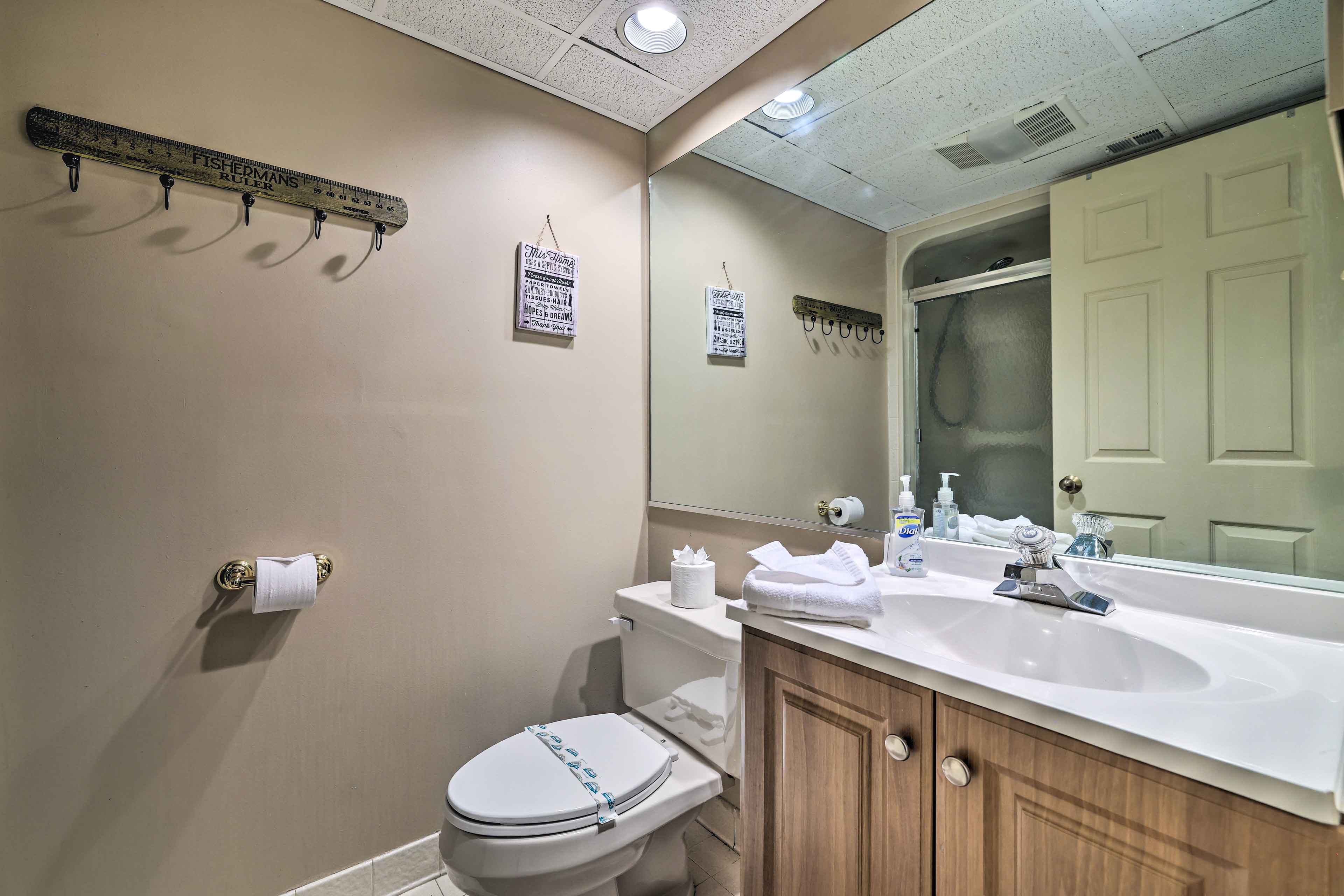 Full Bathroom | Main Level | Towels Provided