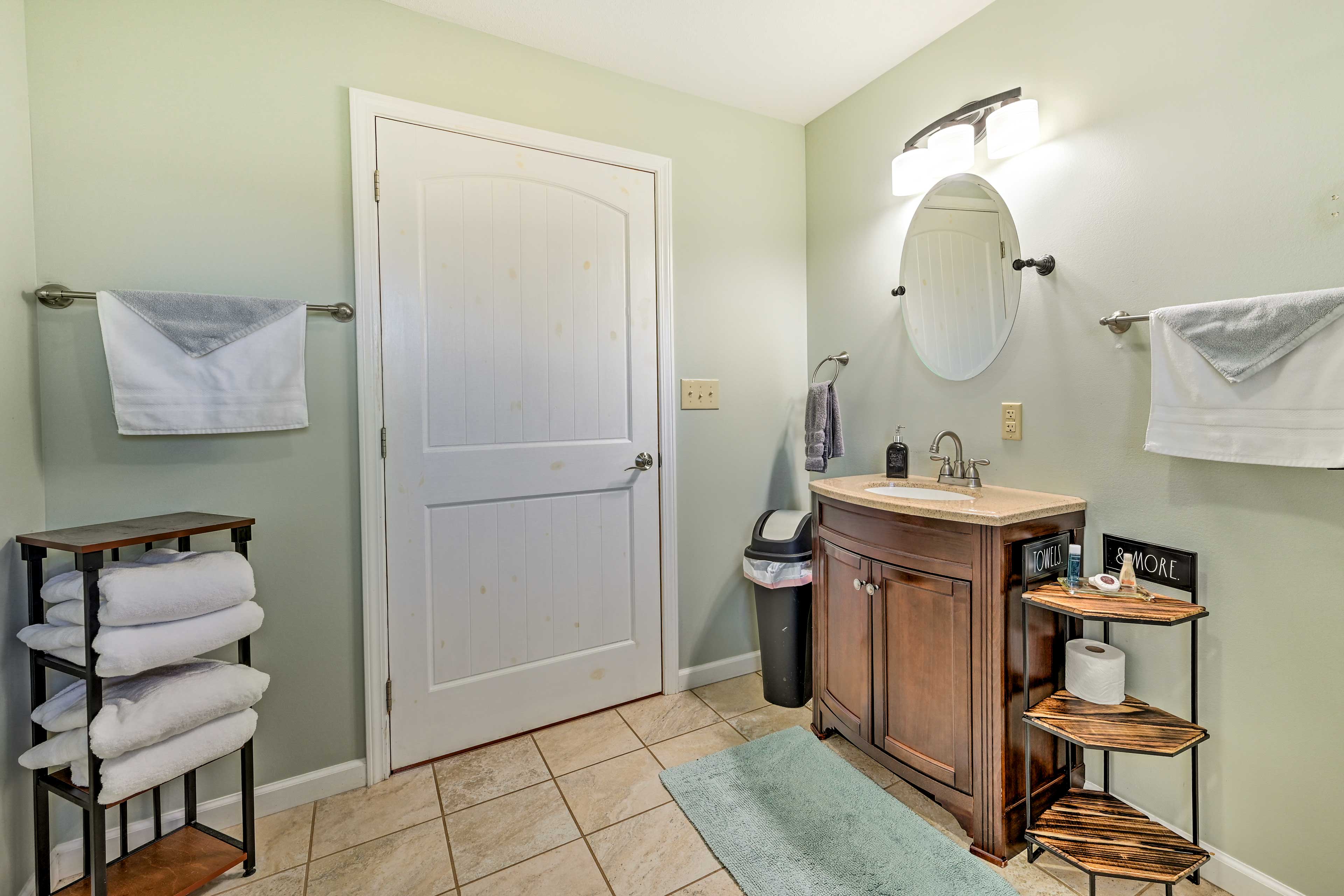 Full Bathroom | Towels Provided | Complimentary Toiletries