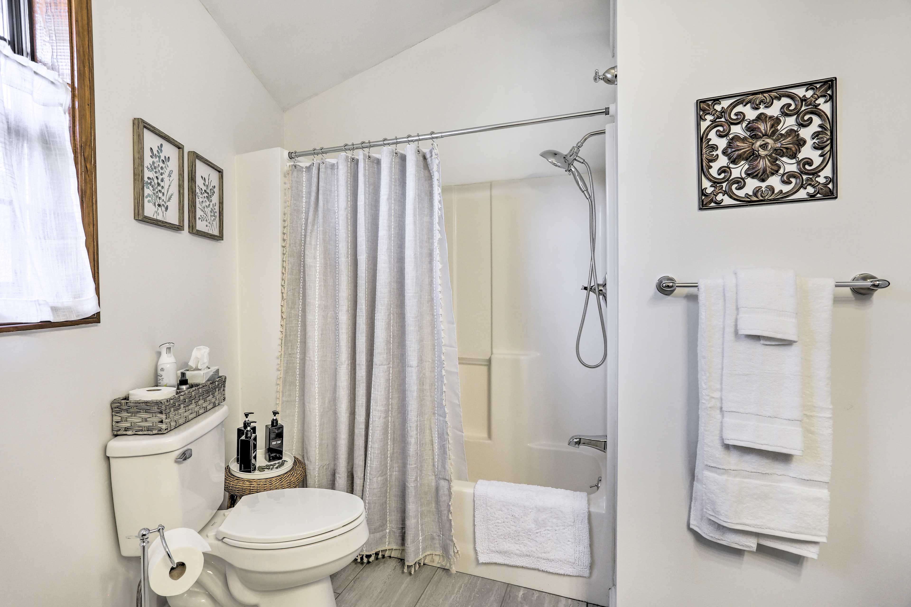 En-Suite Bathroom | Towels Provided