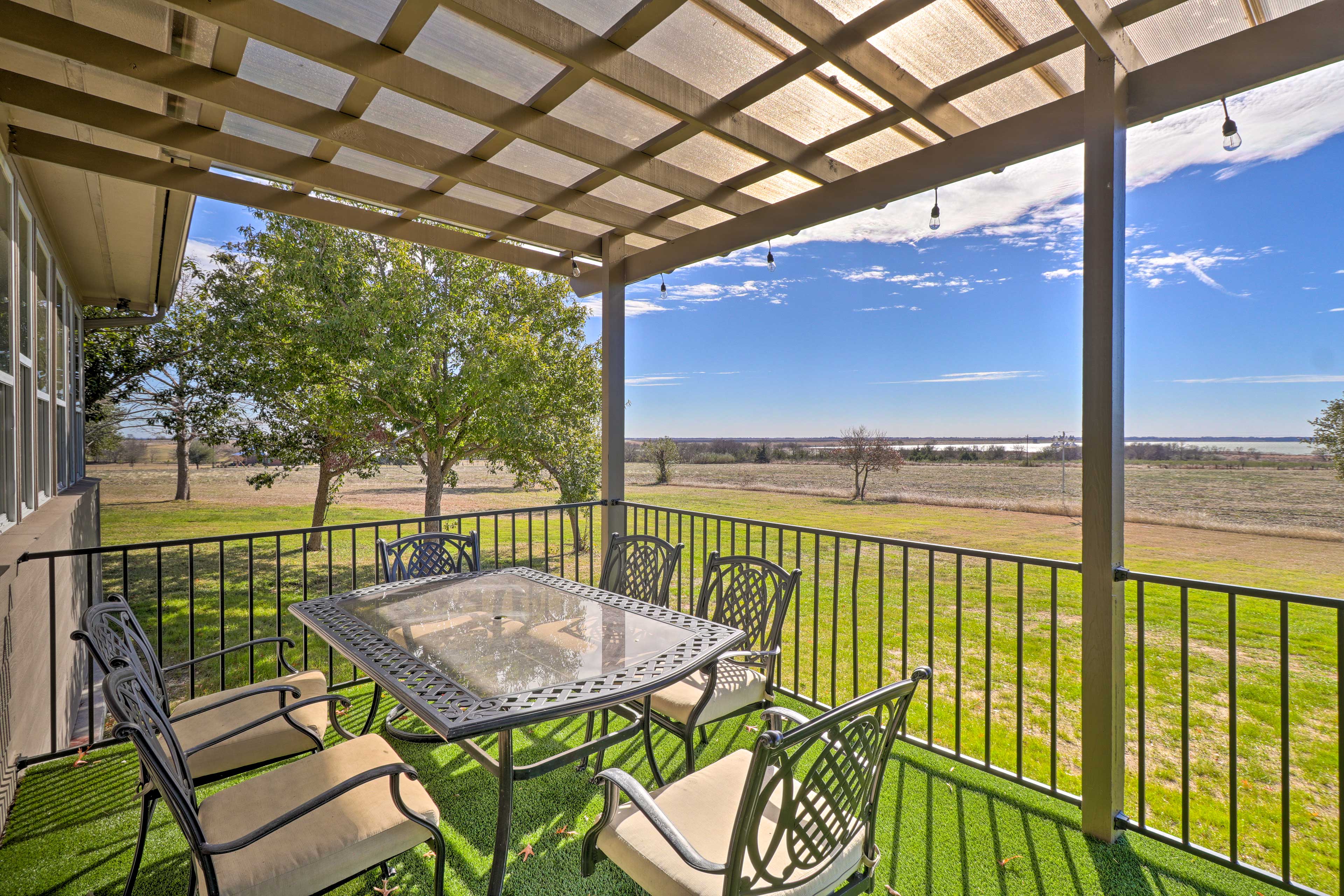 Covered Deck | Gas & Charcoal Grills | 40-Acre Property