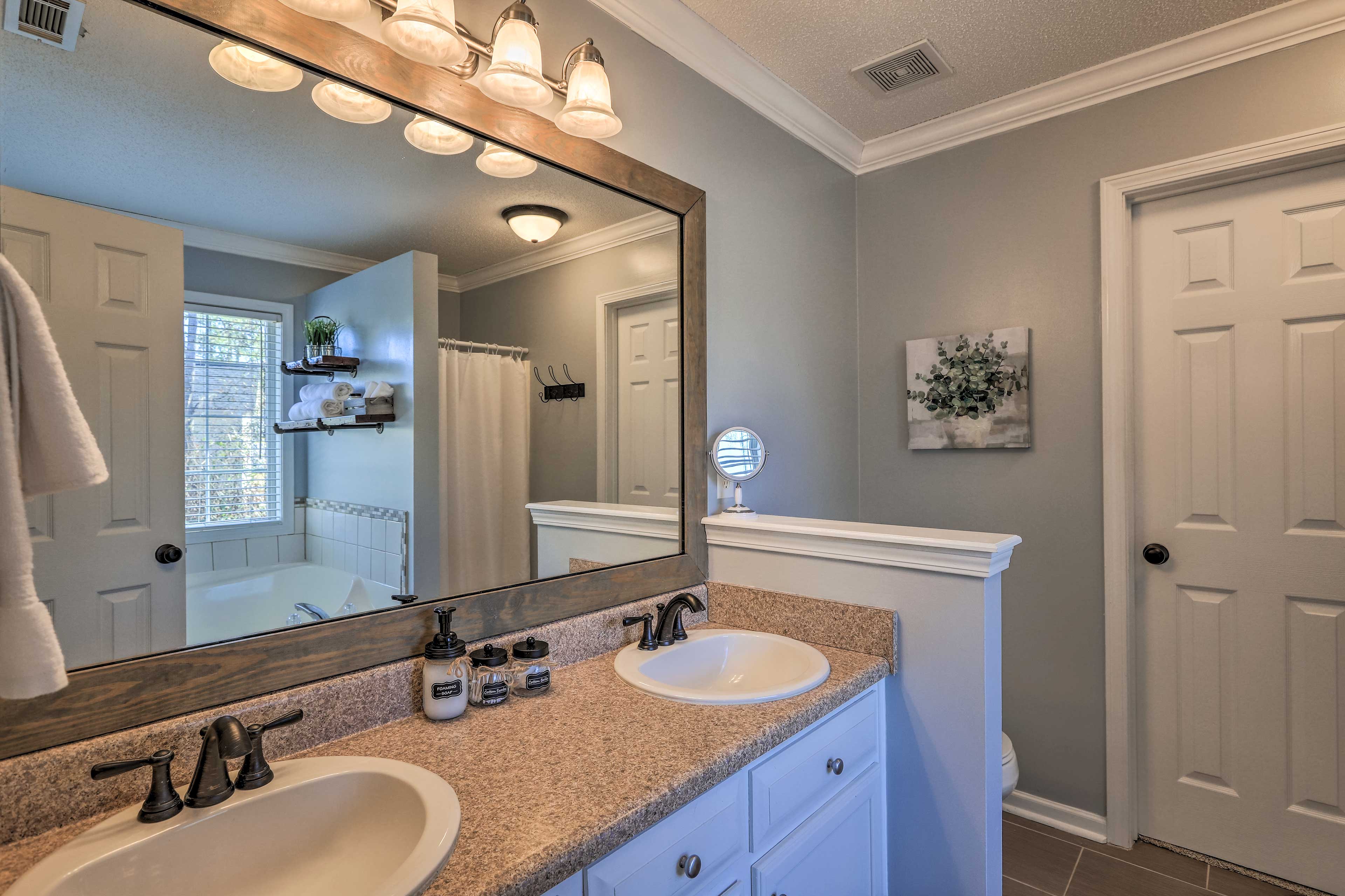 Full Bathroom | Soaking Tub | Walk-In Shower | Complimentary Toiletries