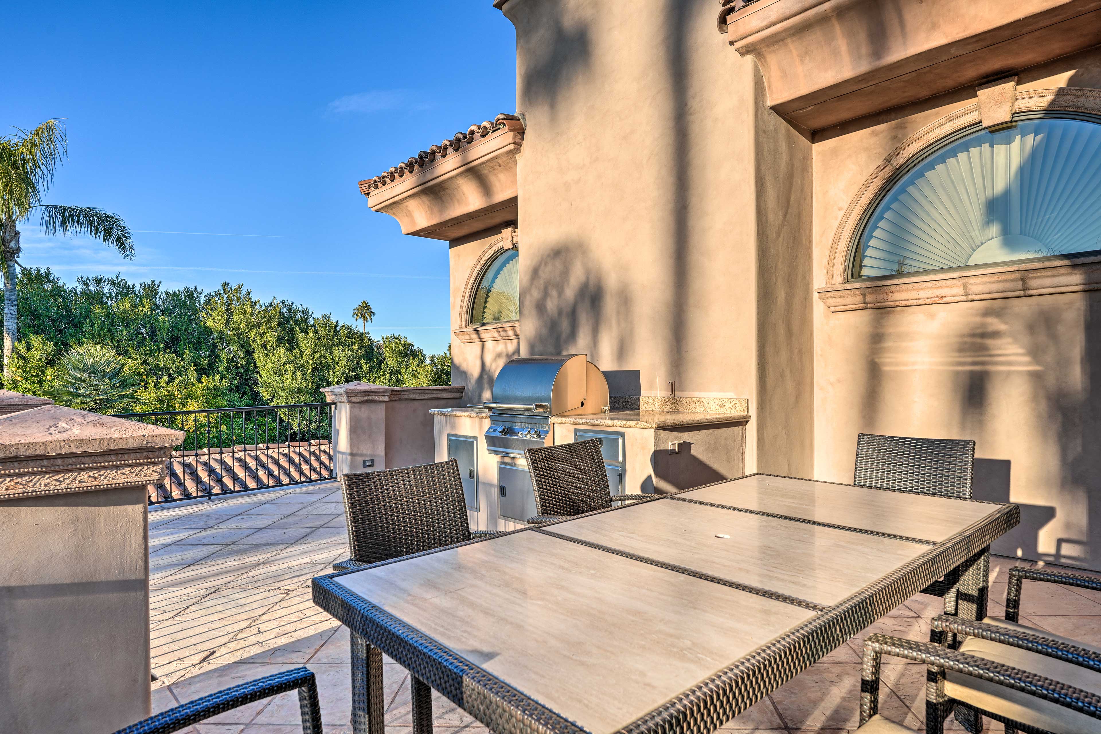 Outdoor Dining Area | Built-In Grill