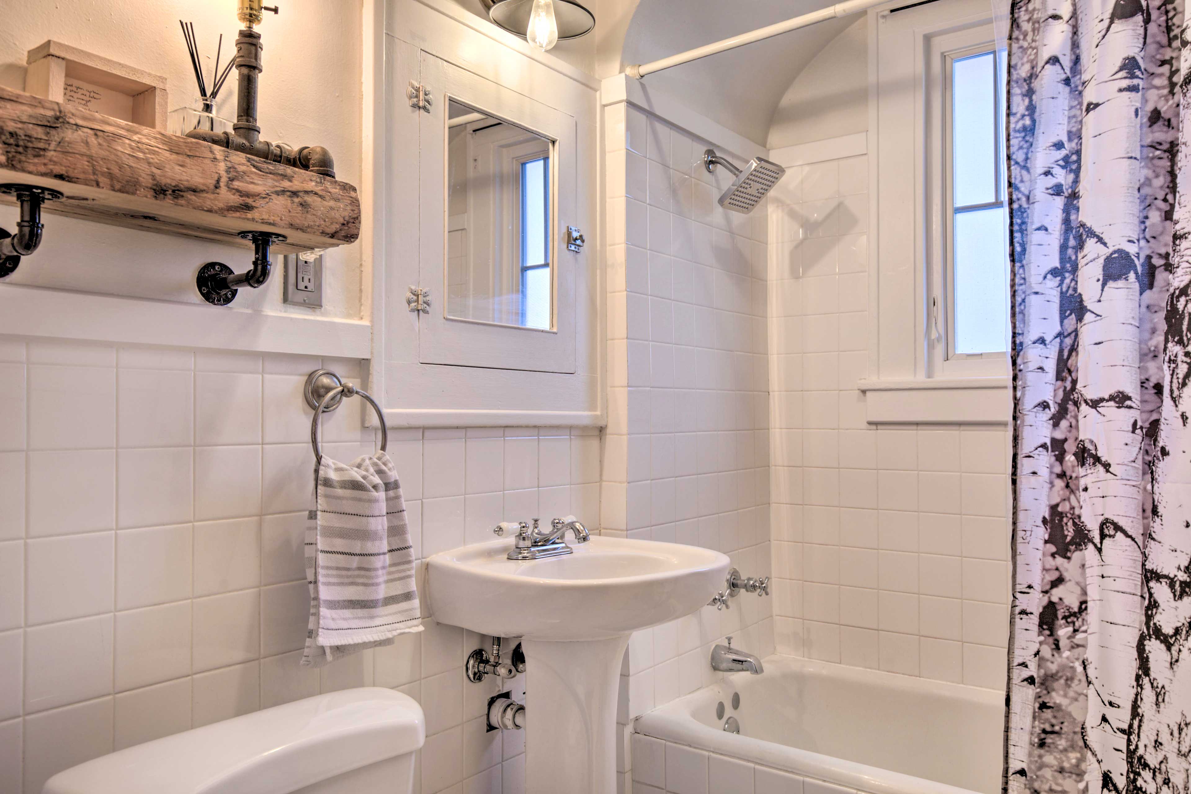 Full Bathroom | Complimentary Toiletries | 1st Floor