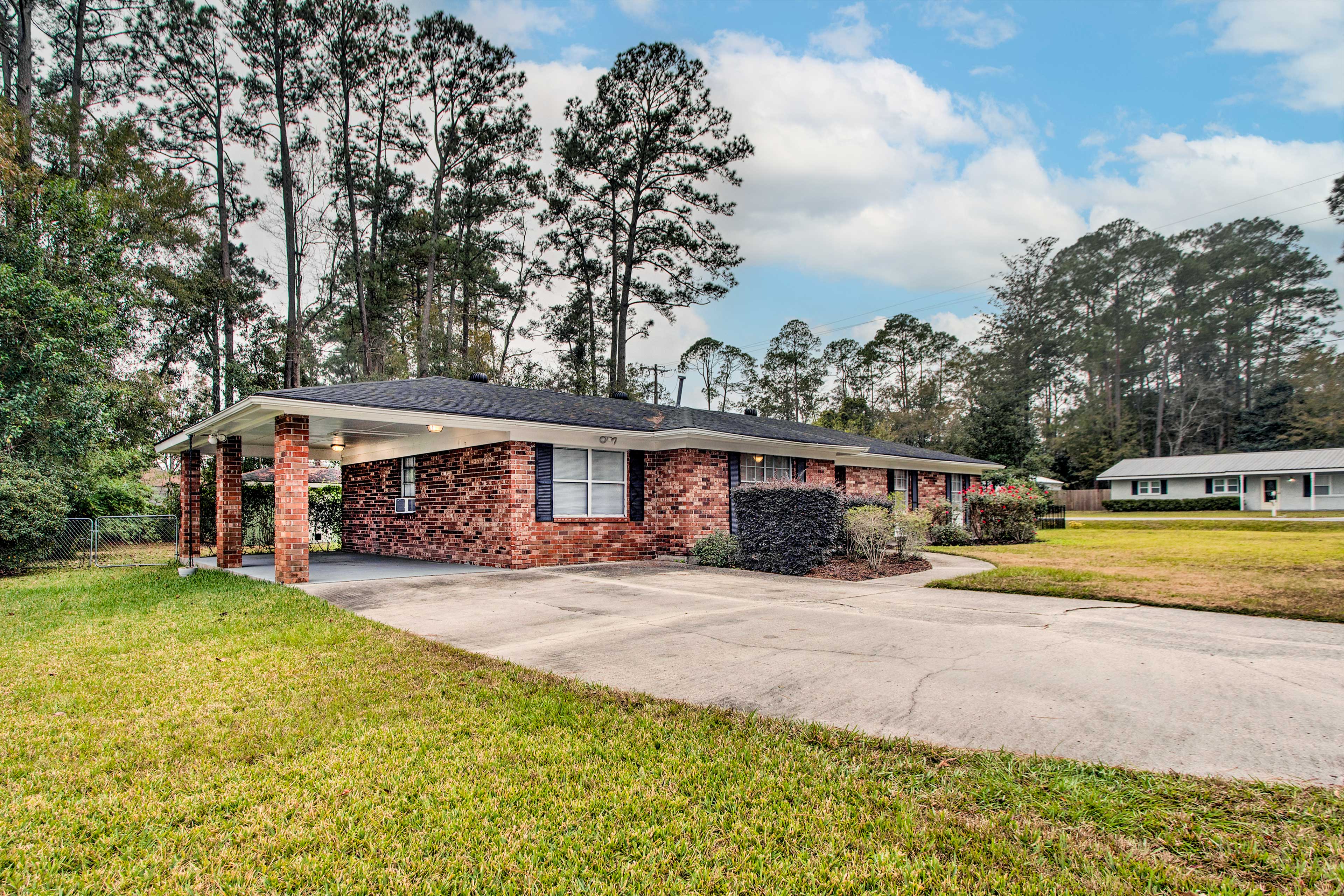 Parking | Carport (1 Vehicle) | Driveway (4 Vehicles)