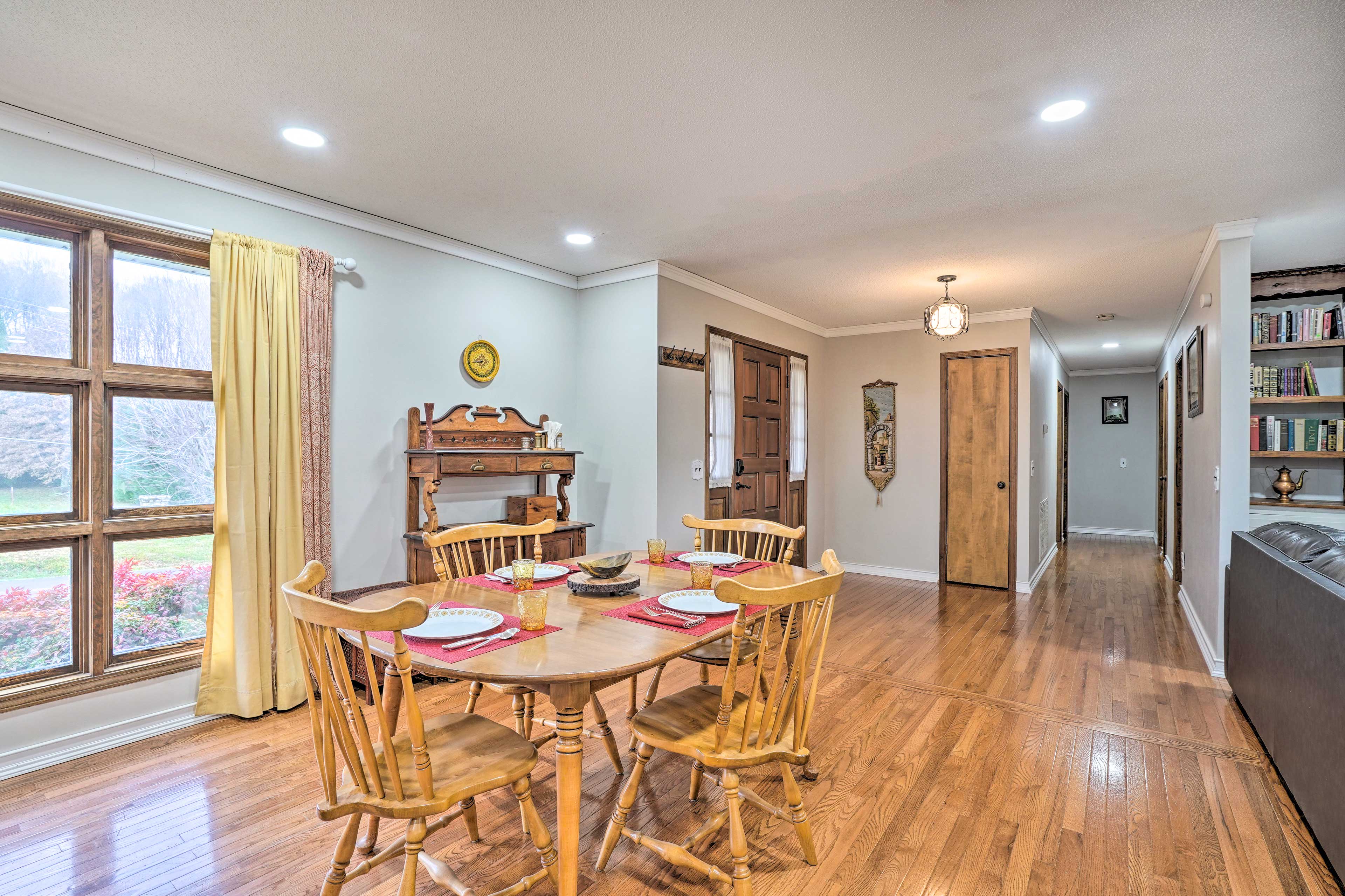 Dining Area | Dishware/Flatware