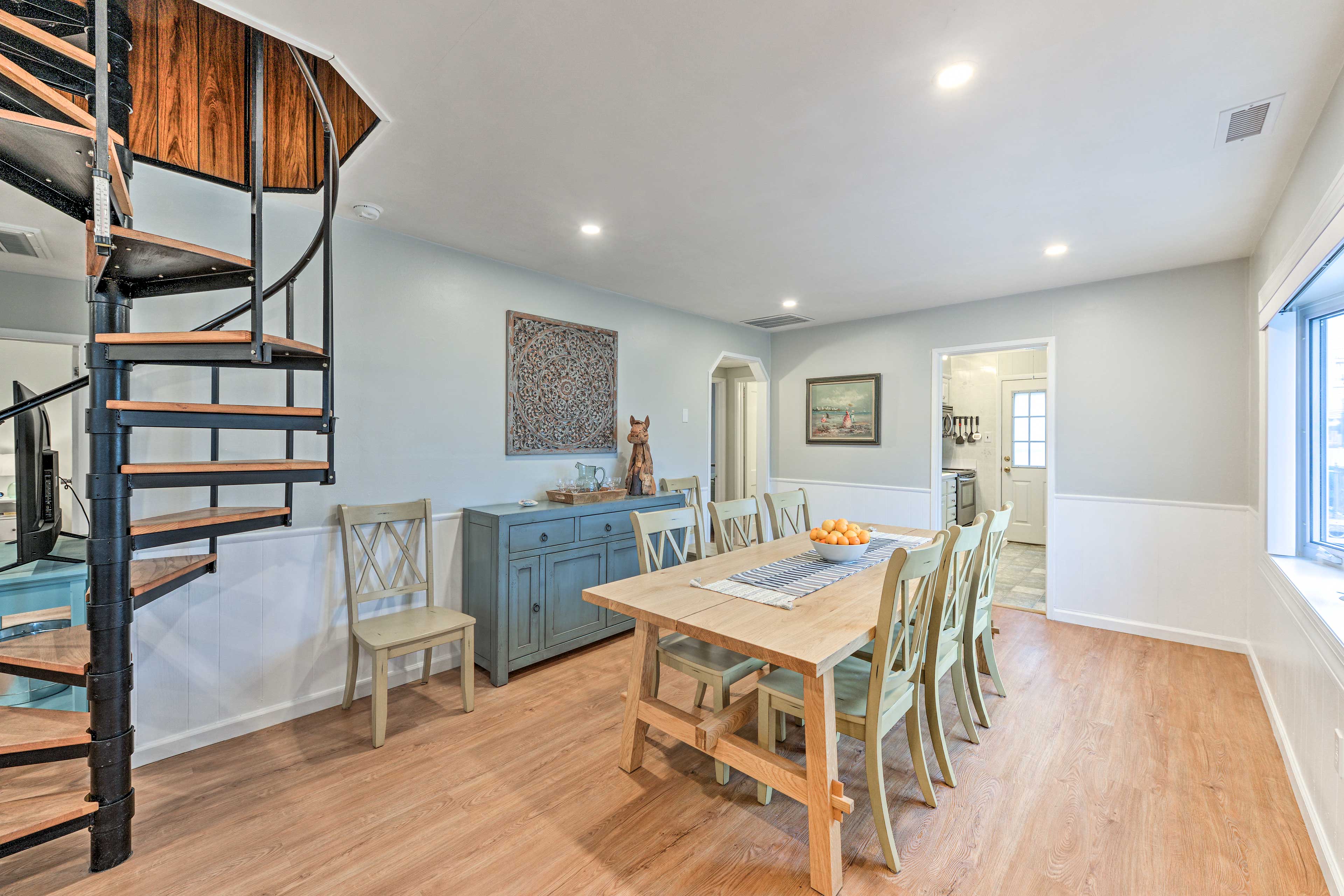 Dining Area | Dishware + Flatware Provided