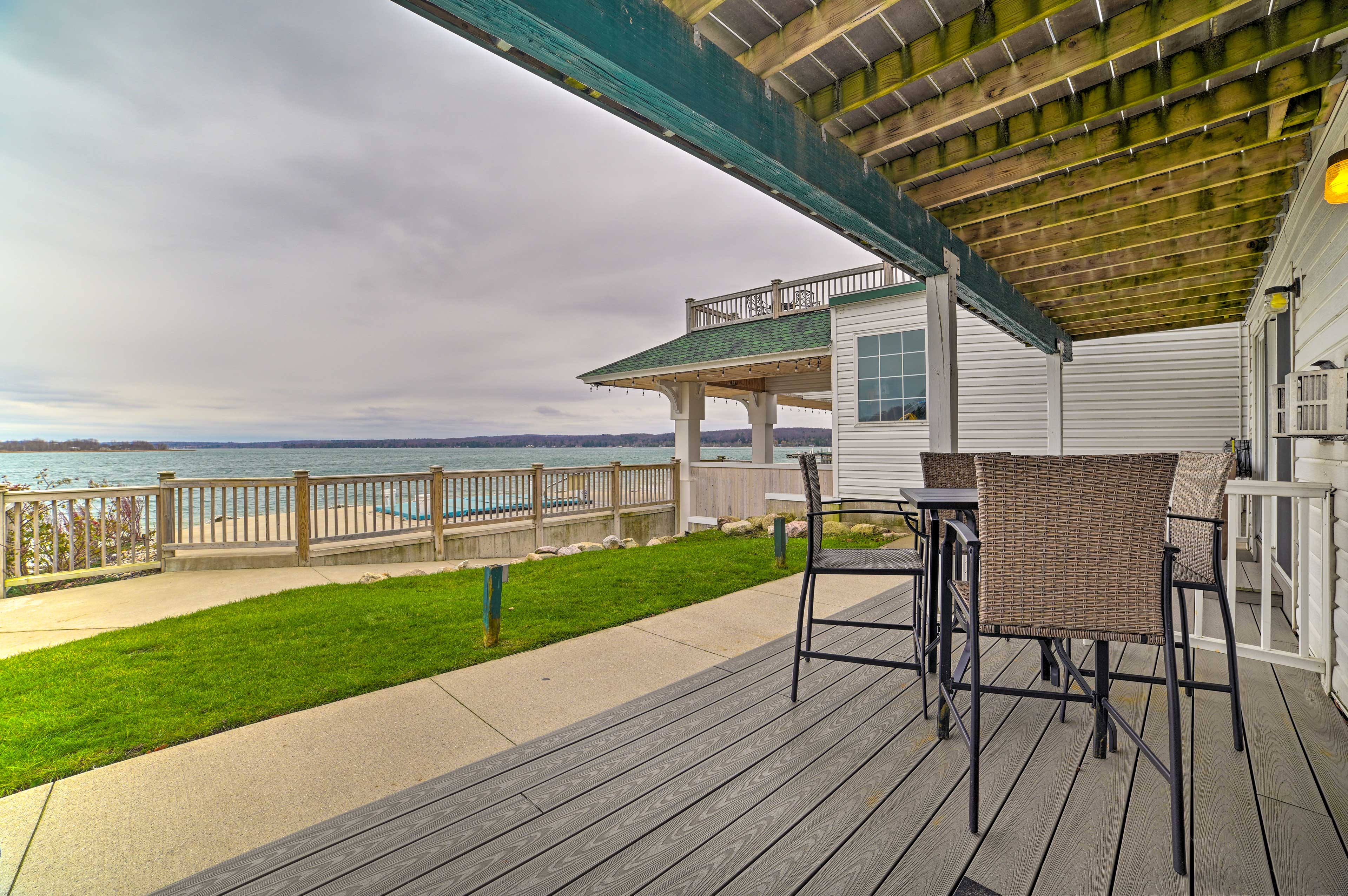 Covered Patio | Lake View | Outdoor Dining