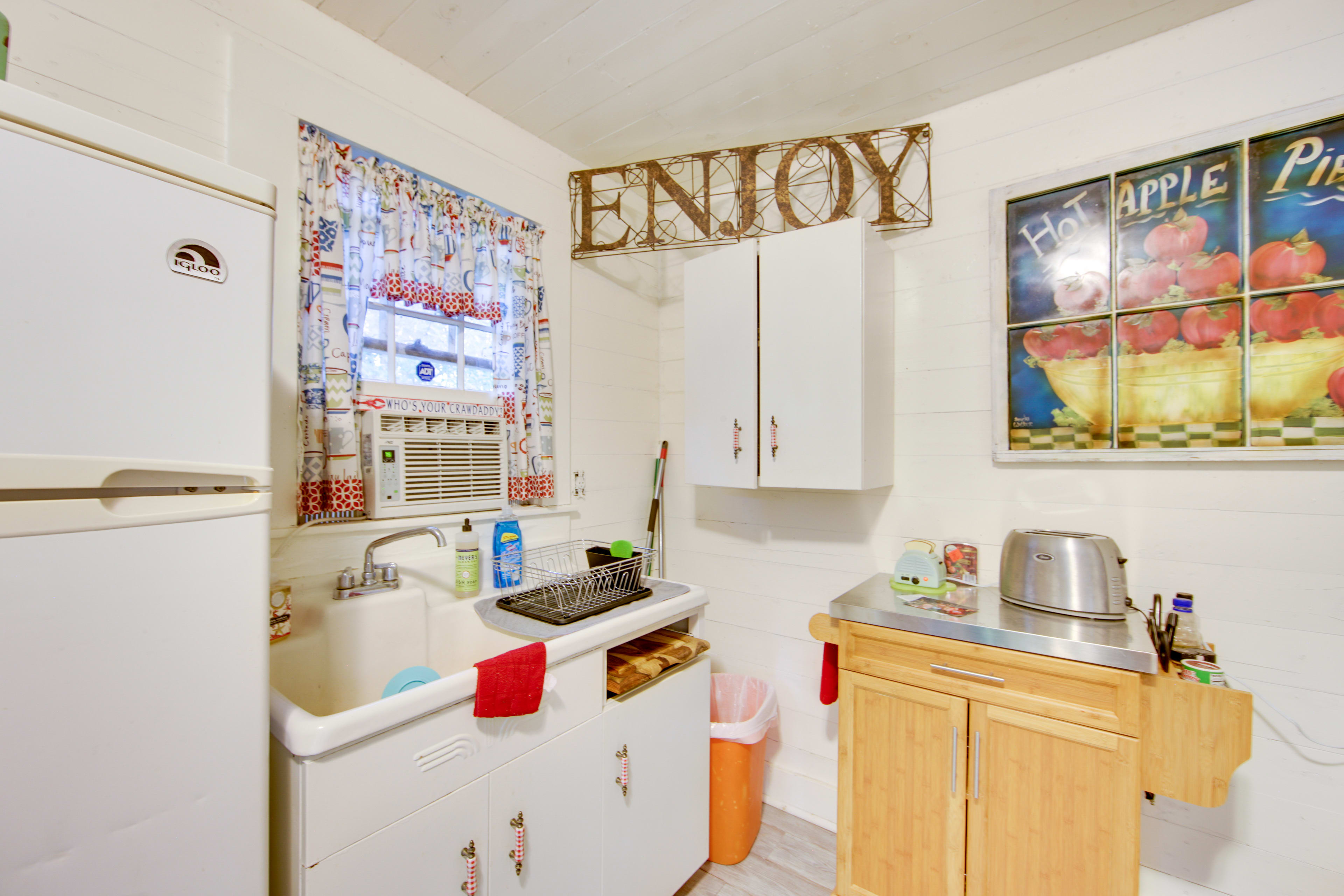 Kitchen & Dining Area