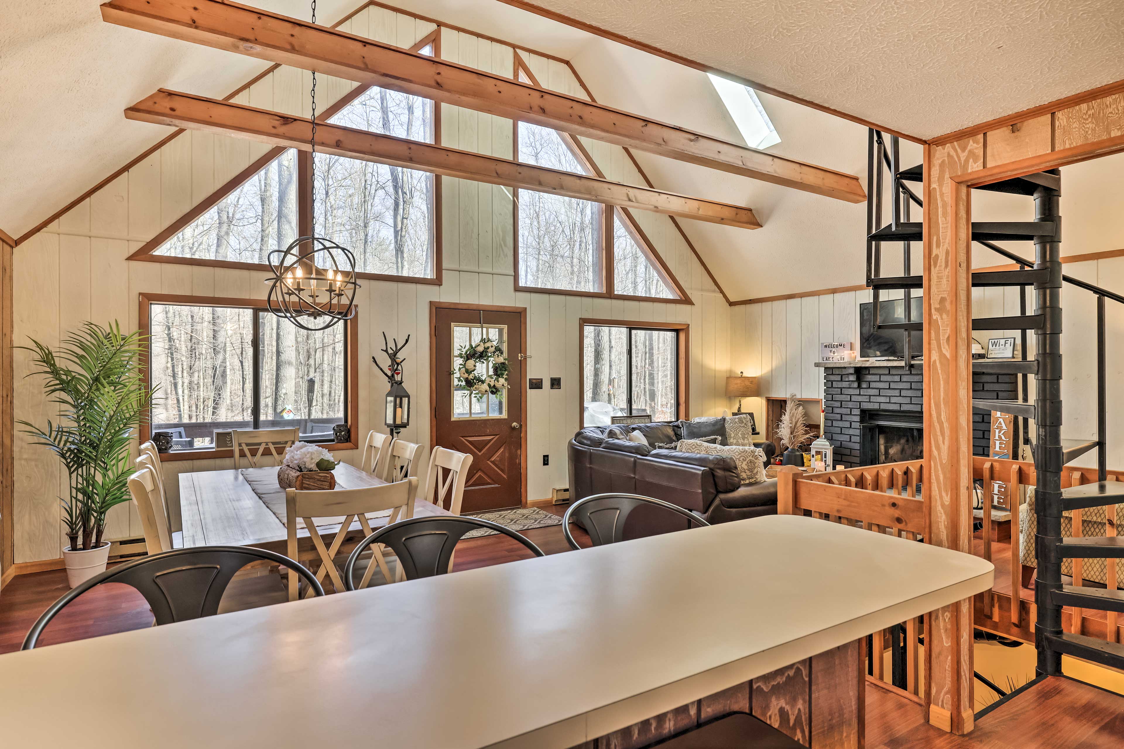 Cozy Pocono Lake 'Woodside Nest' w/ Fire Pit!