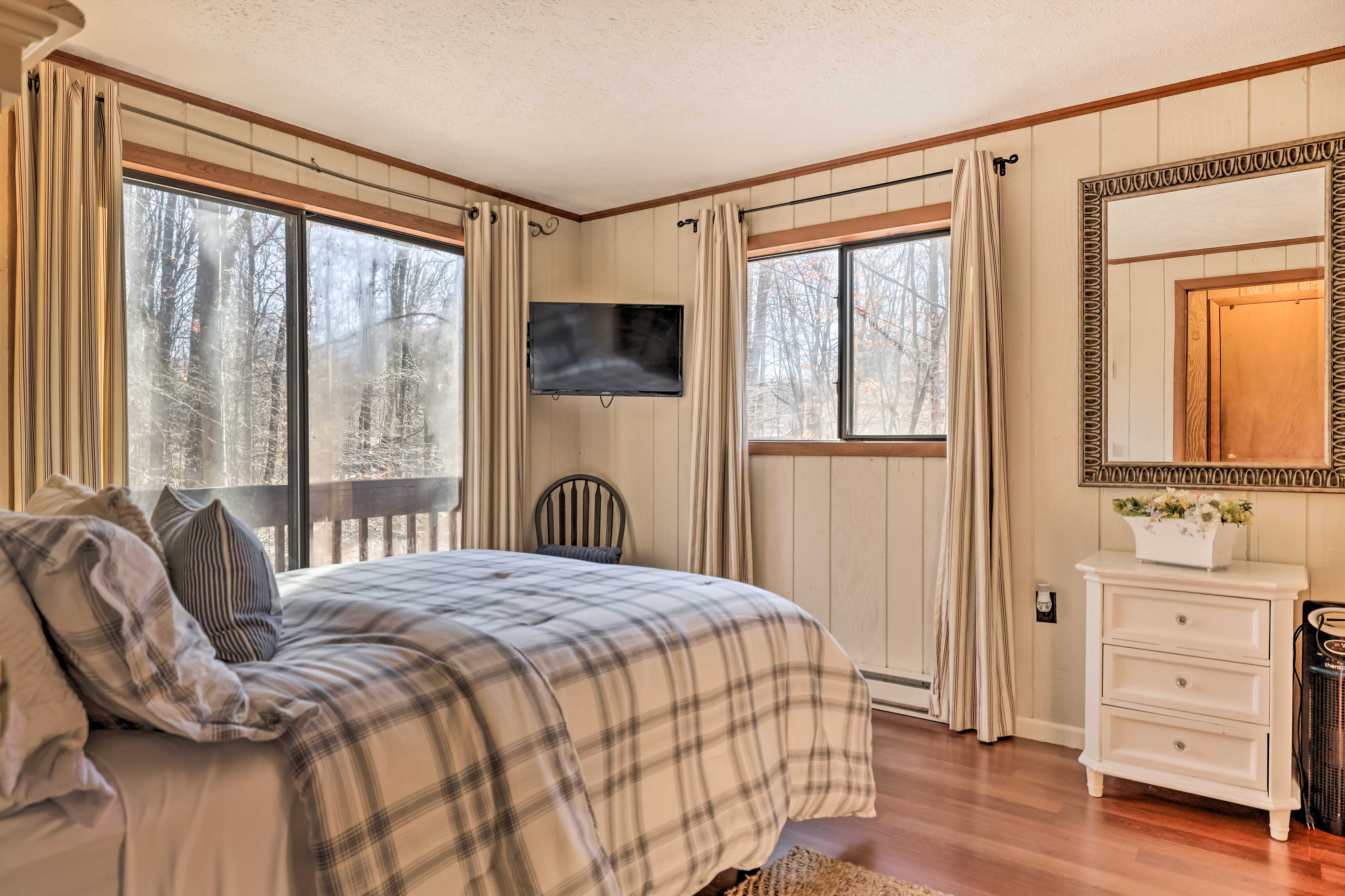 Bedroom 1 | Queen Bed | 2nd Floor | Linens Provided