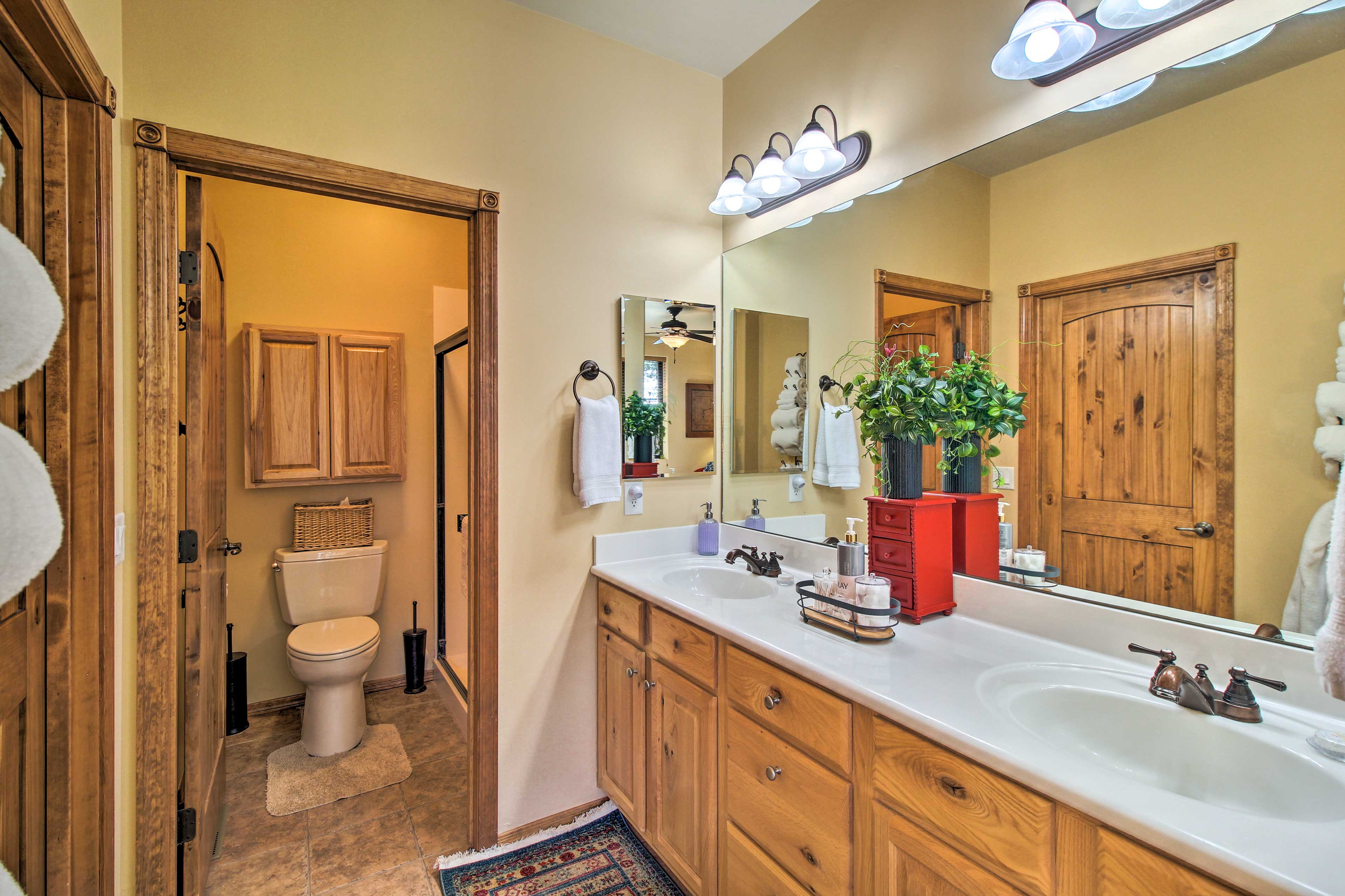 Full Bathroom | Towels Provided | Complimentary Toiletries