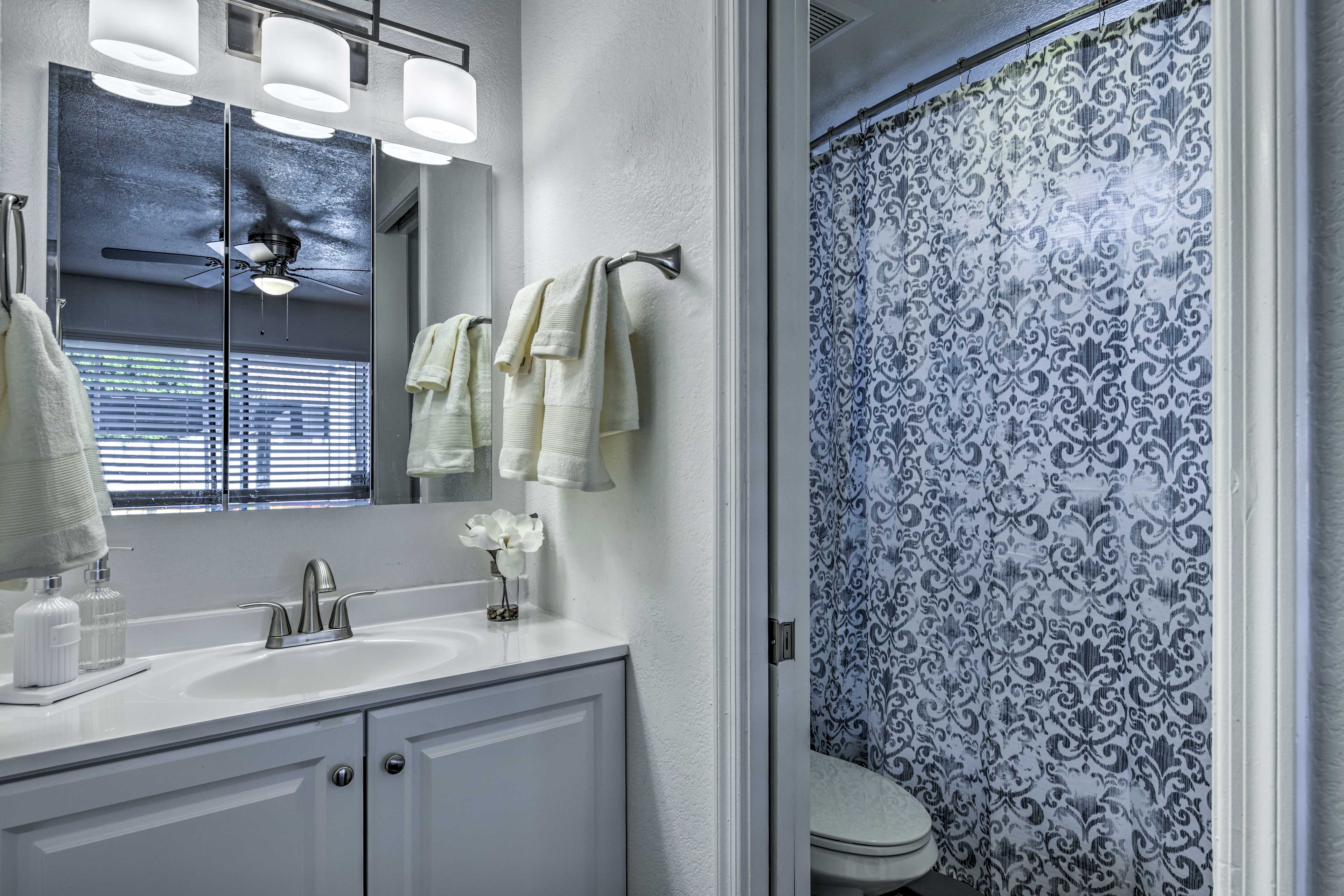 Full Bathroom | Towels Provided | Complimentary Toiletries | Walk-In Closet