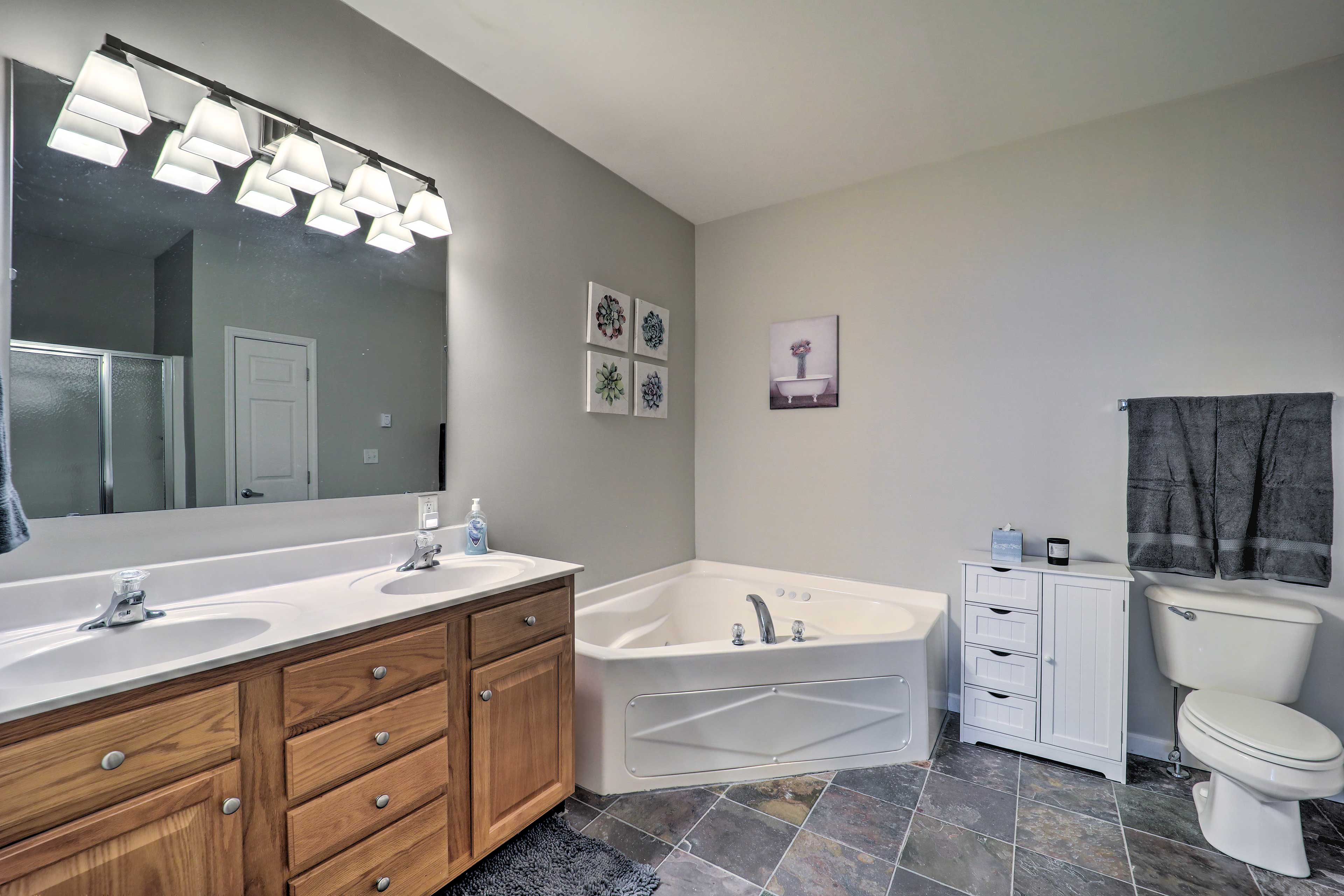 Full Bathroom | Towels Provided | Jetted Tub