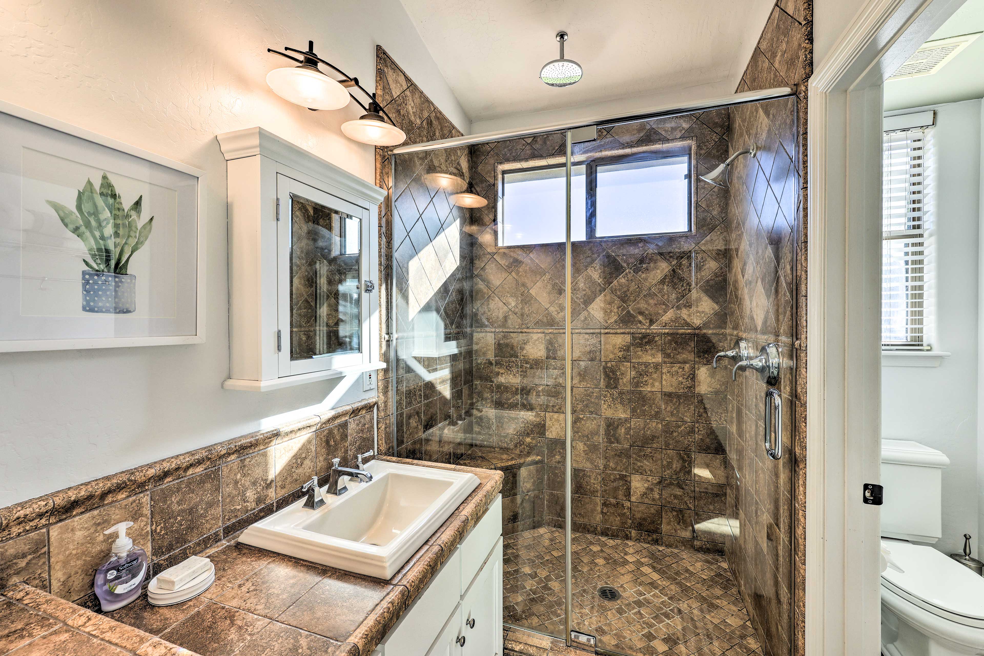 En-Suite Bathroom | Main Level | Towels Provided