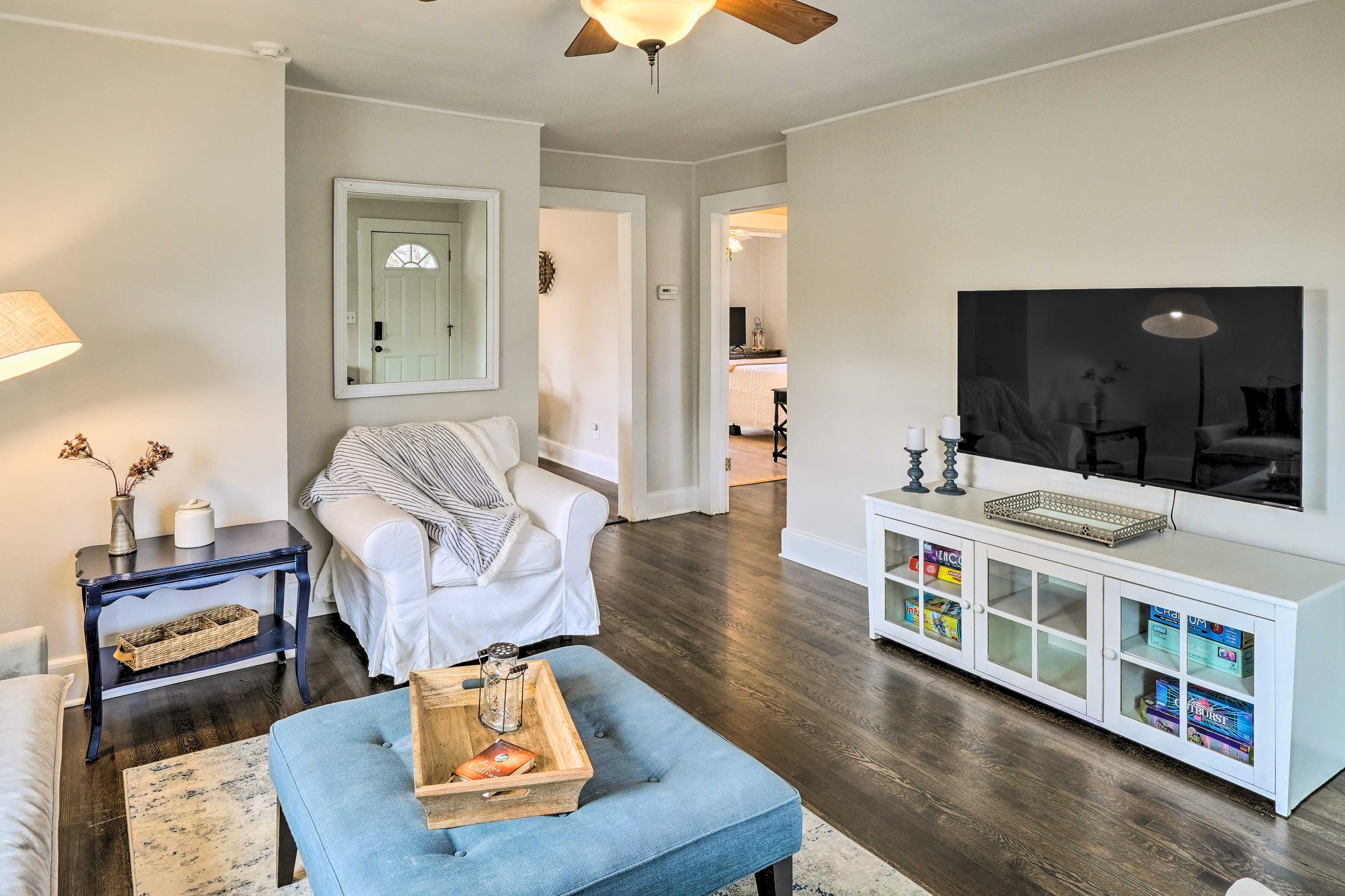 Living Room | Pack 'n Play | Smart TV