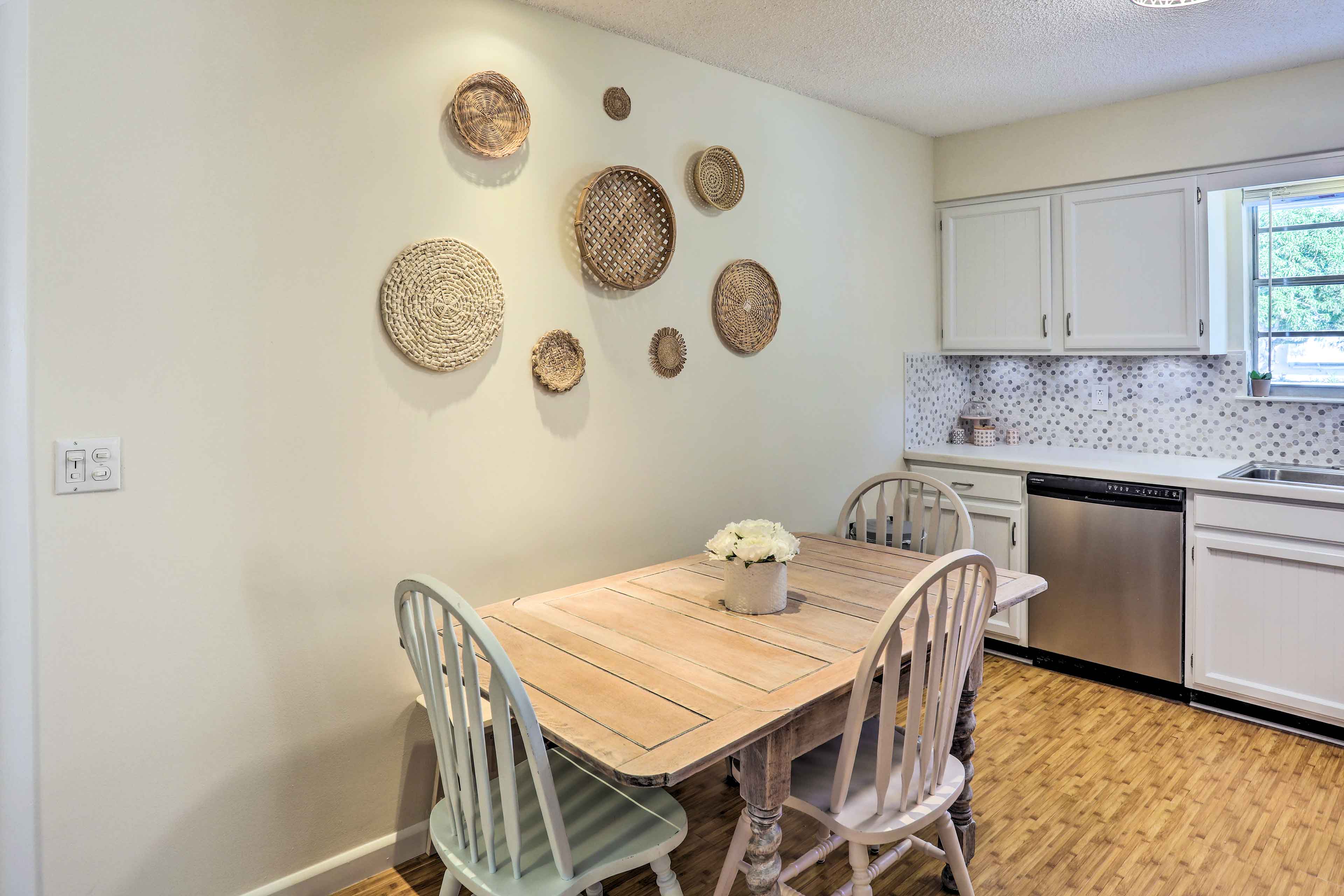 Dining Area | Dishware & Flatware Provided