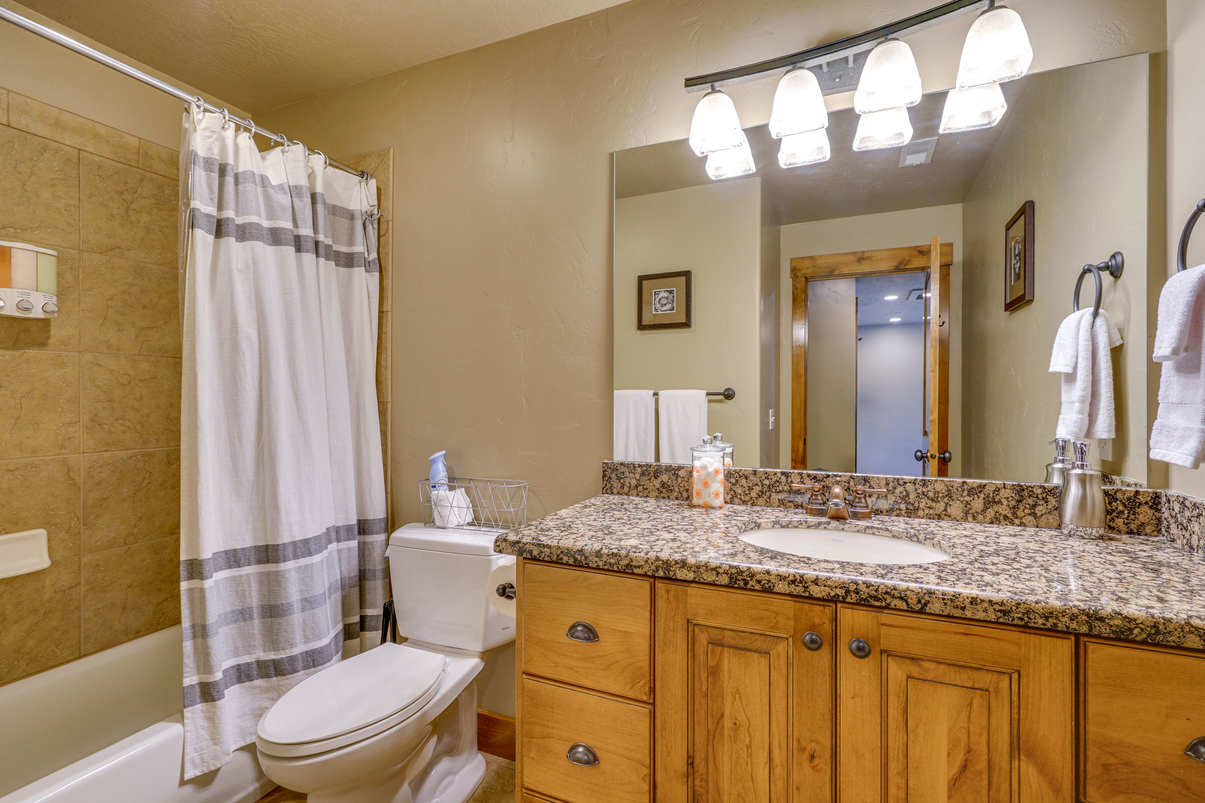 Full Bathroom | Upper Floor | Complimentary Toiletries