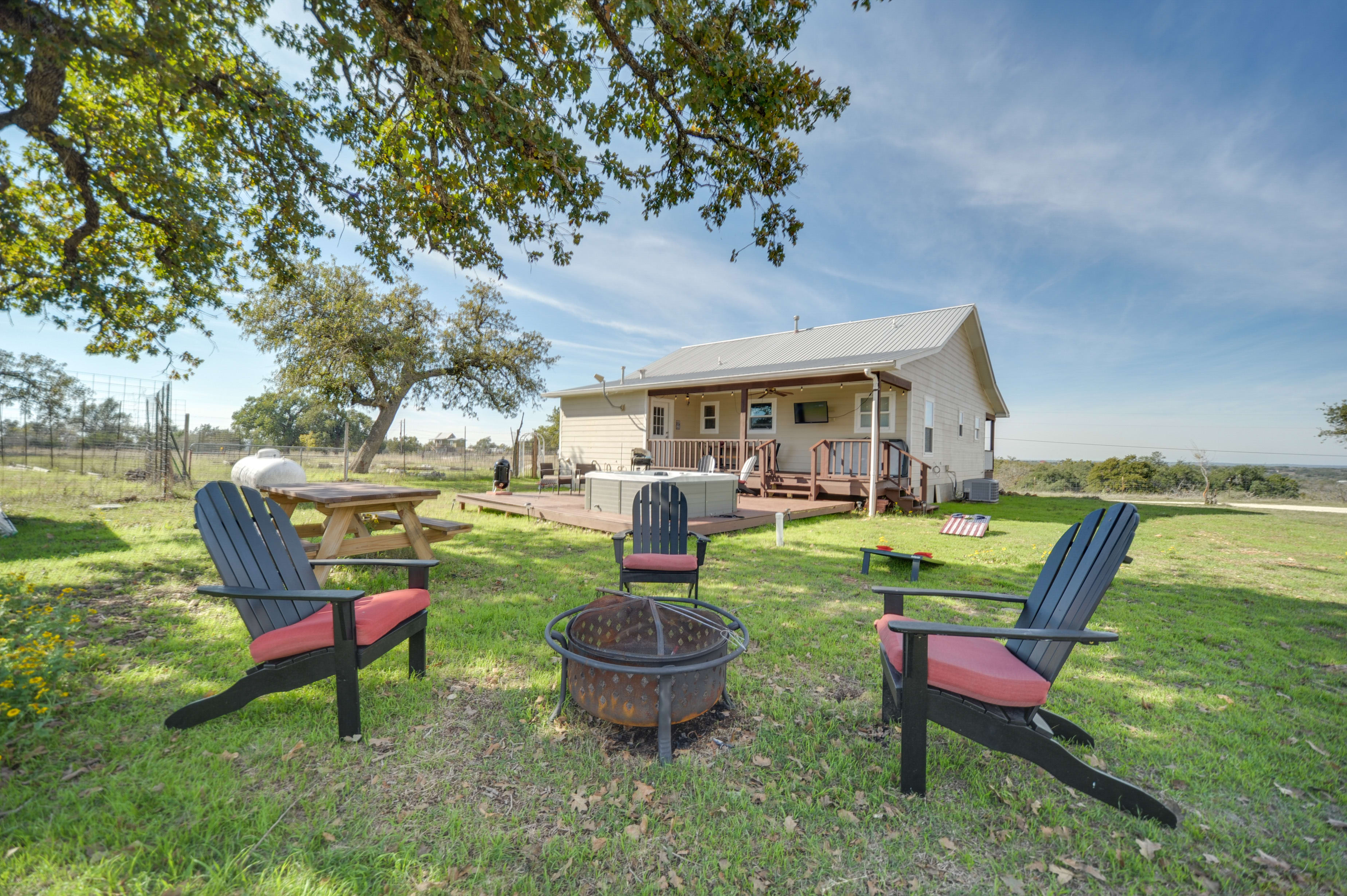 Backyard | Wood-Burning Firepit | Gas Grill | Hot Tub