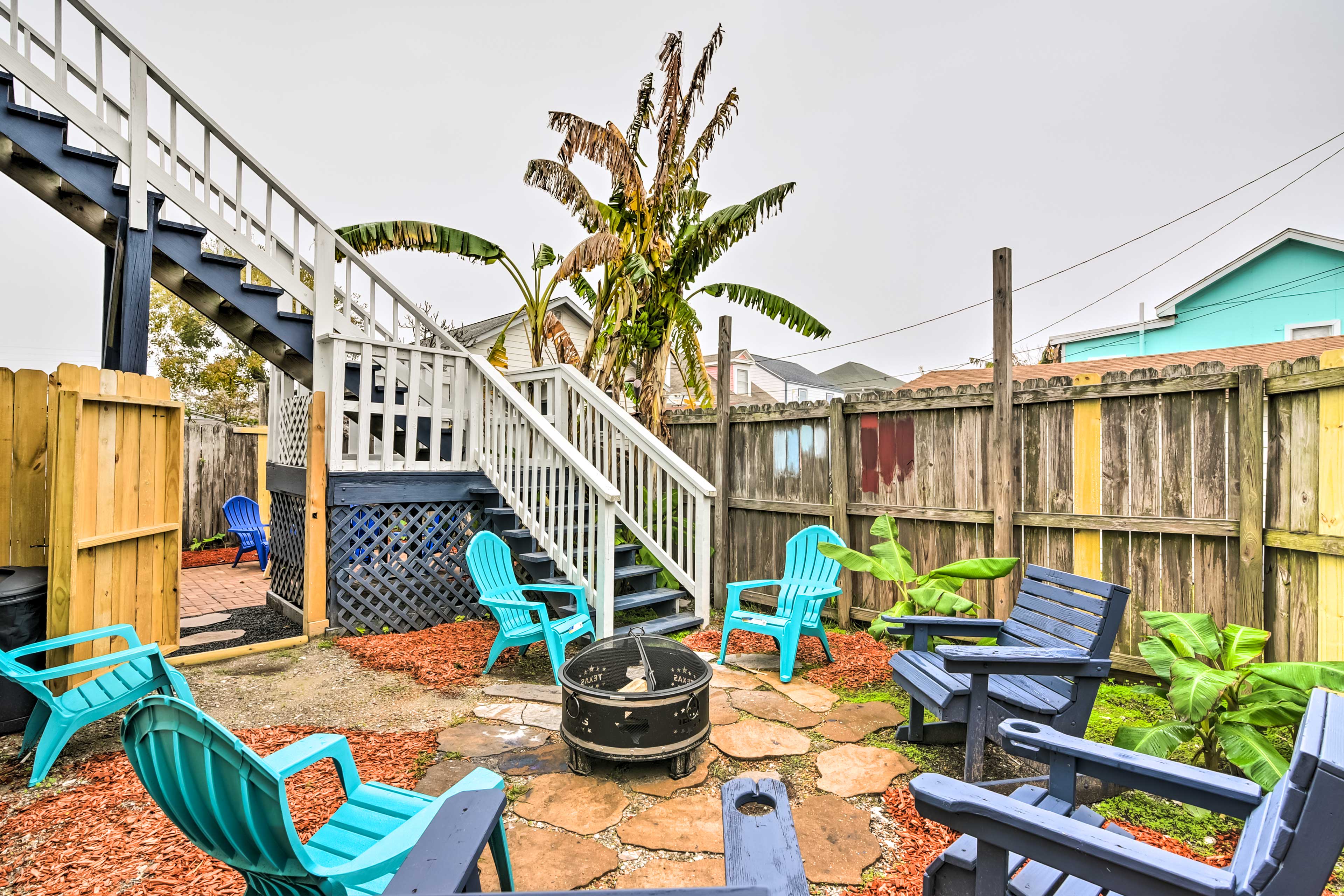 Fenced Backyard Patio | 0.8 Mi to Galveston Island Historic Pleasure Pier