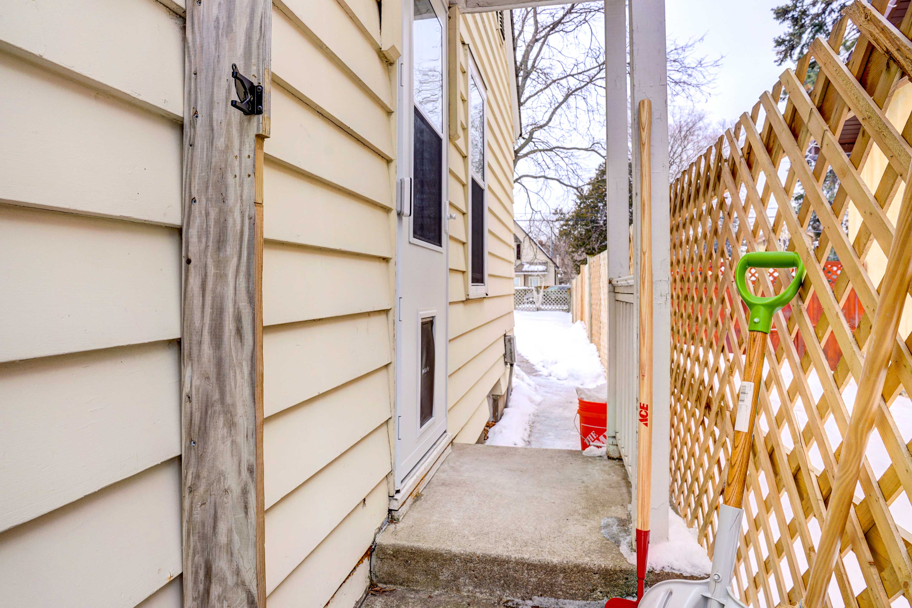 Side Entrance | Keyless Entry