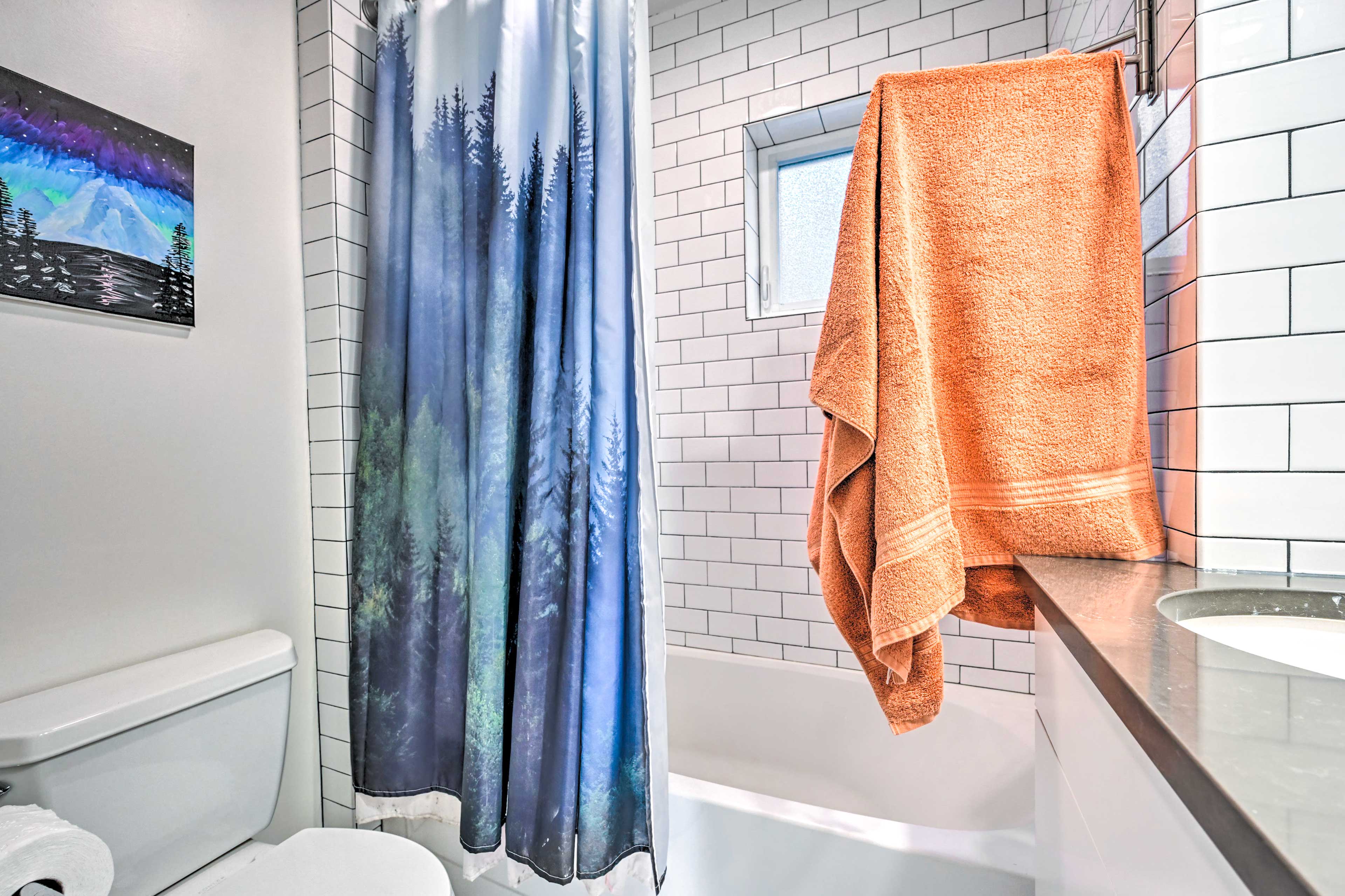 Full Bathroom | Towels Provided | Shower/Tub Combo | Hair Dryer