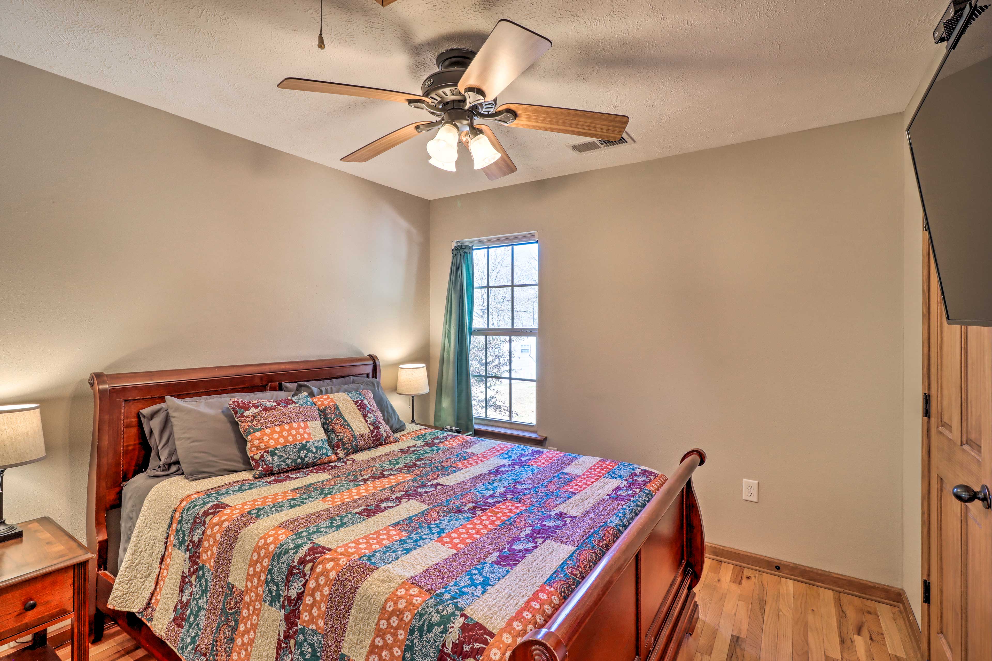 Bedroom 2 | Queen Bed | Smart TV | Upper Level