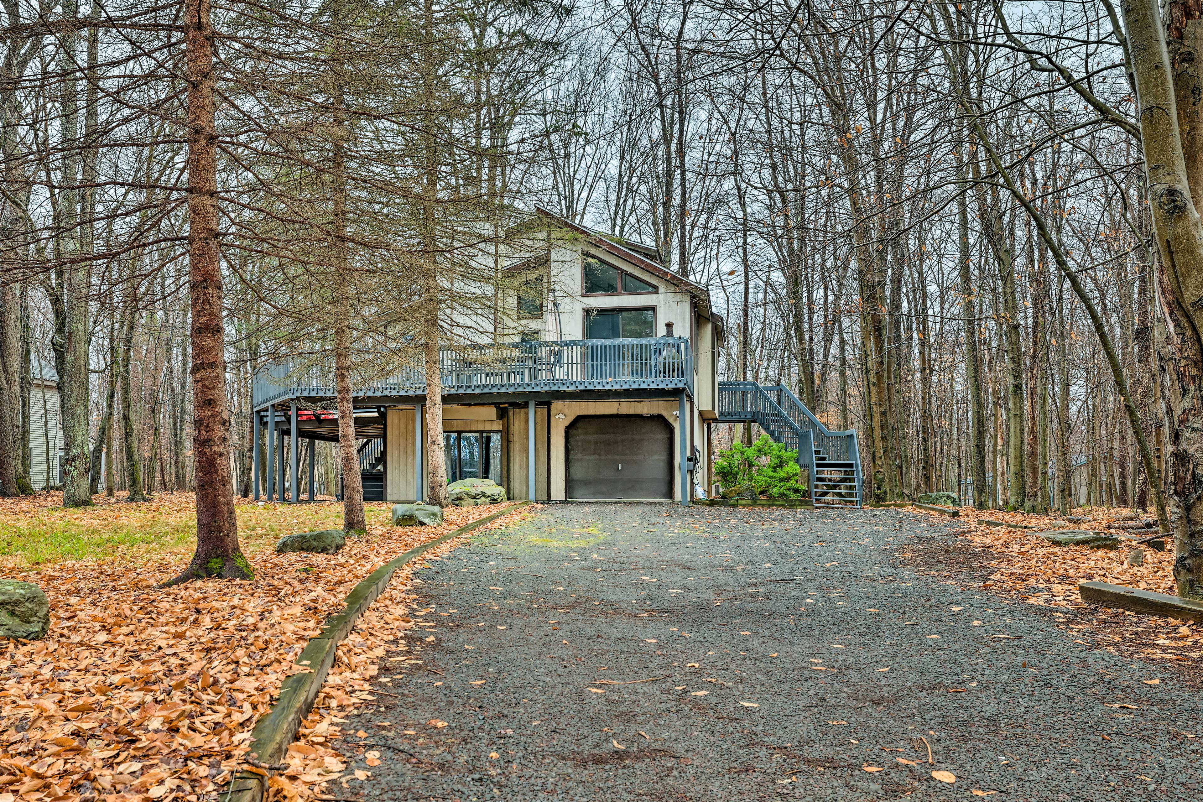 Parking | Driveway (8 Vehicles)