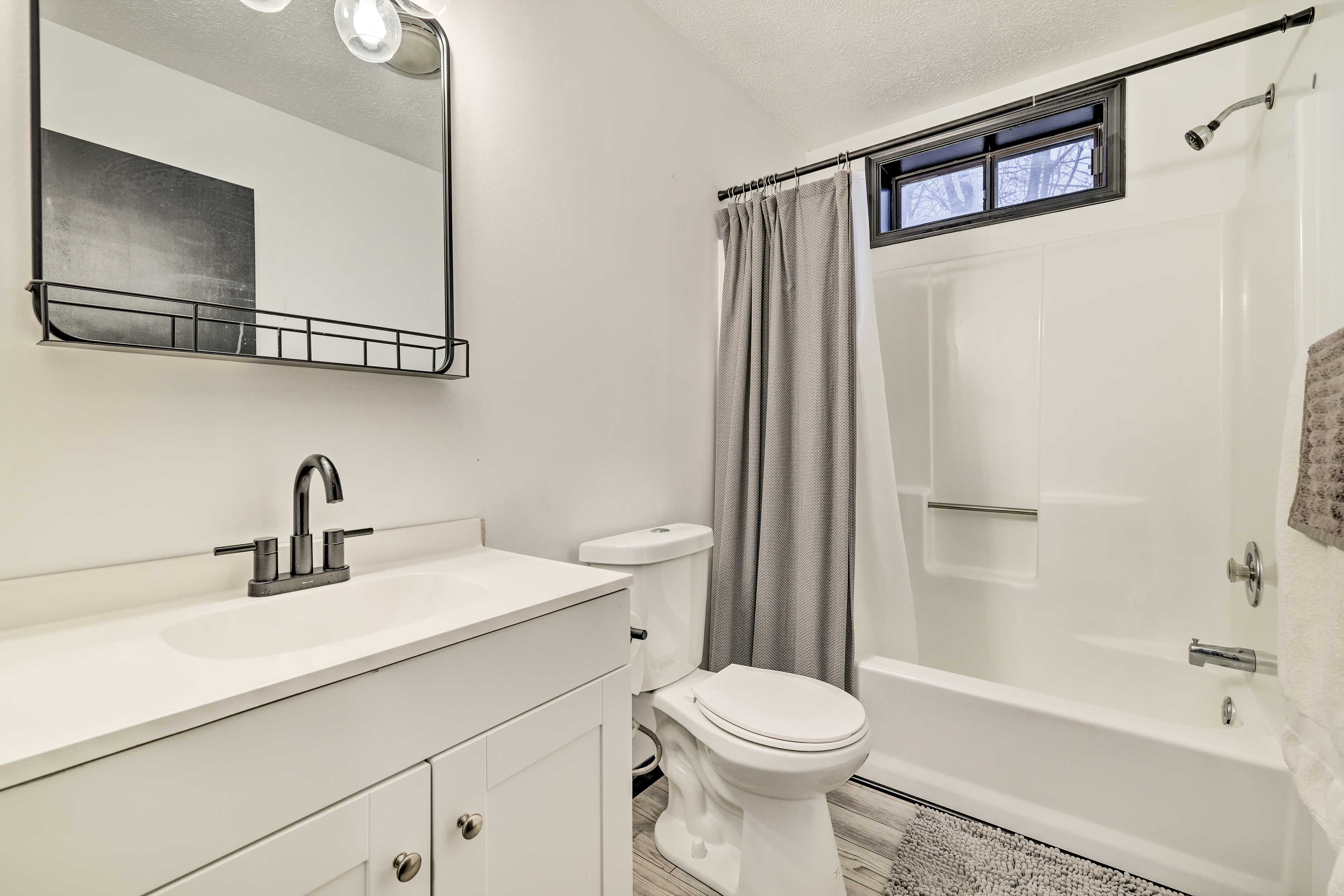 Full Bathroom | 2nd Floor | Complimentary Toiletries