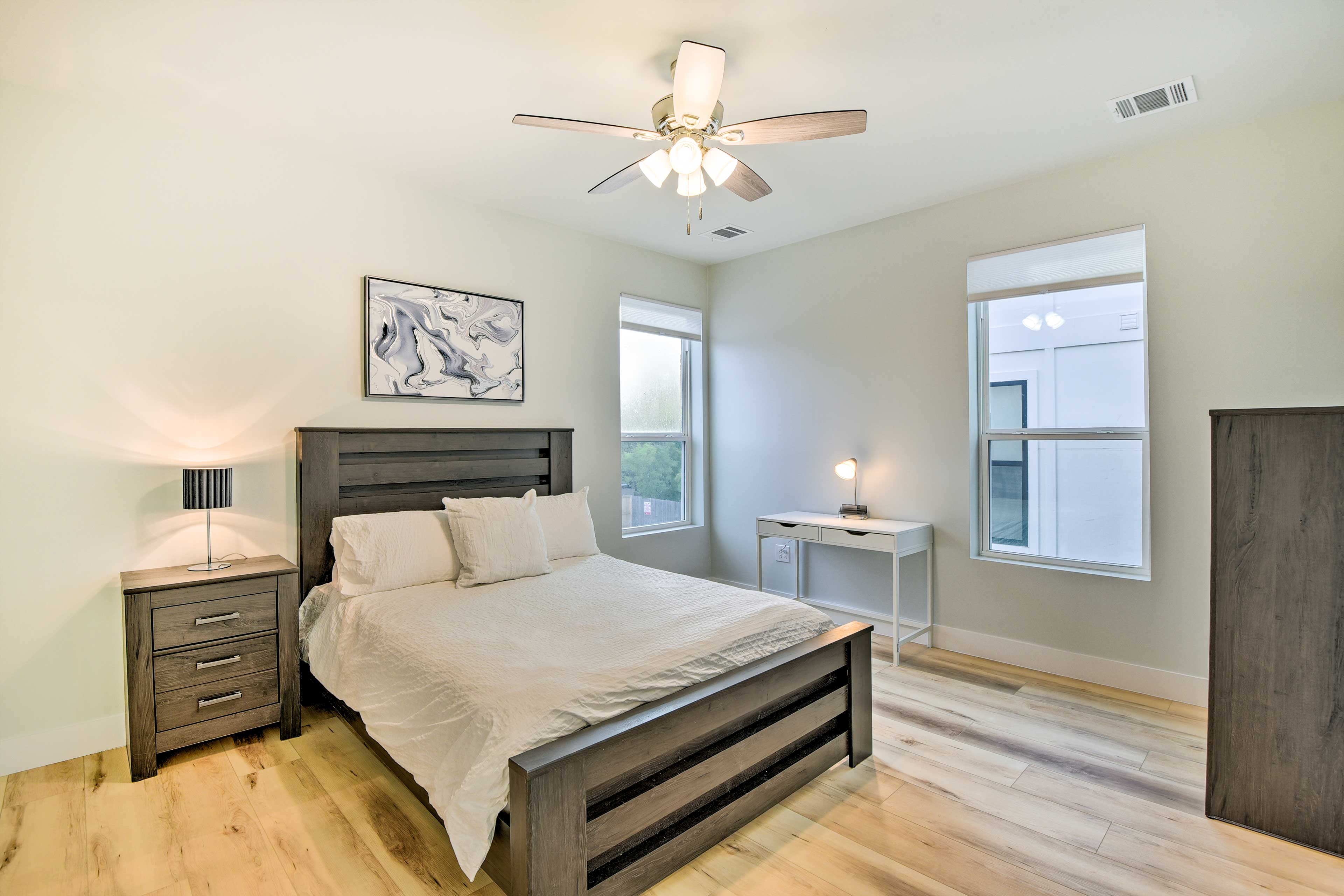 Bedroom | Queen Bed | Linens Provided | Ceiling Fans