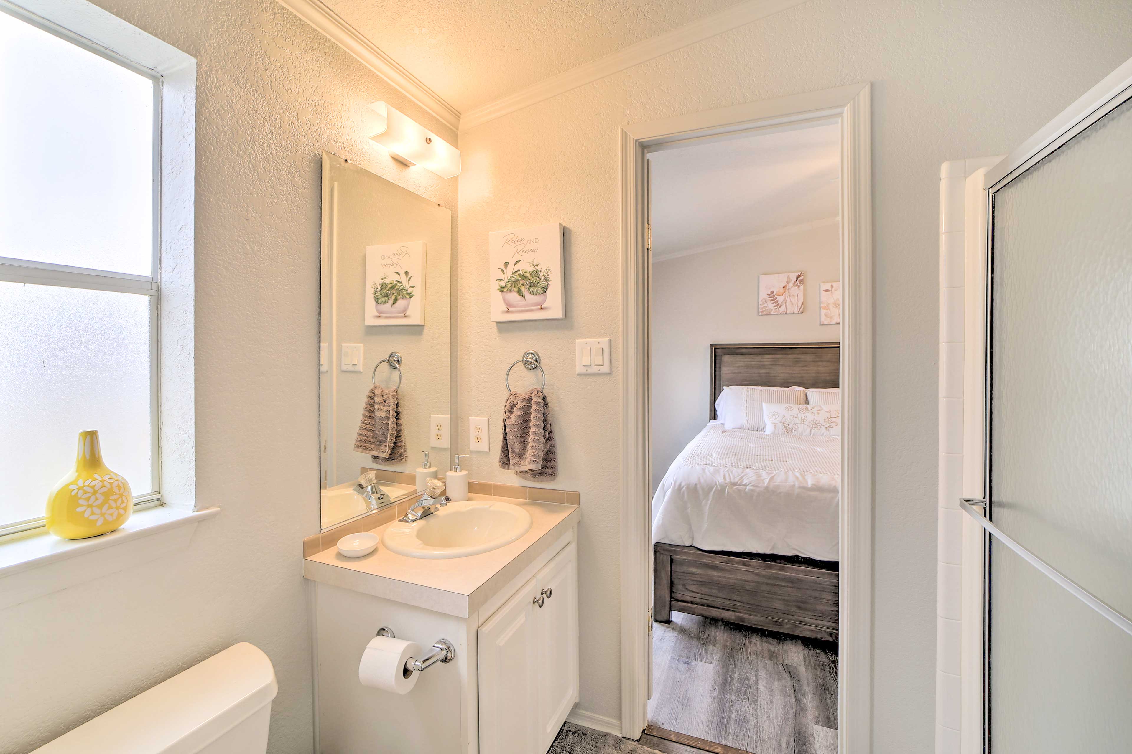 Shared Bathroom For Bedrooms 3 & 4 | Towels Provided | Complimentary Toiletries