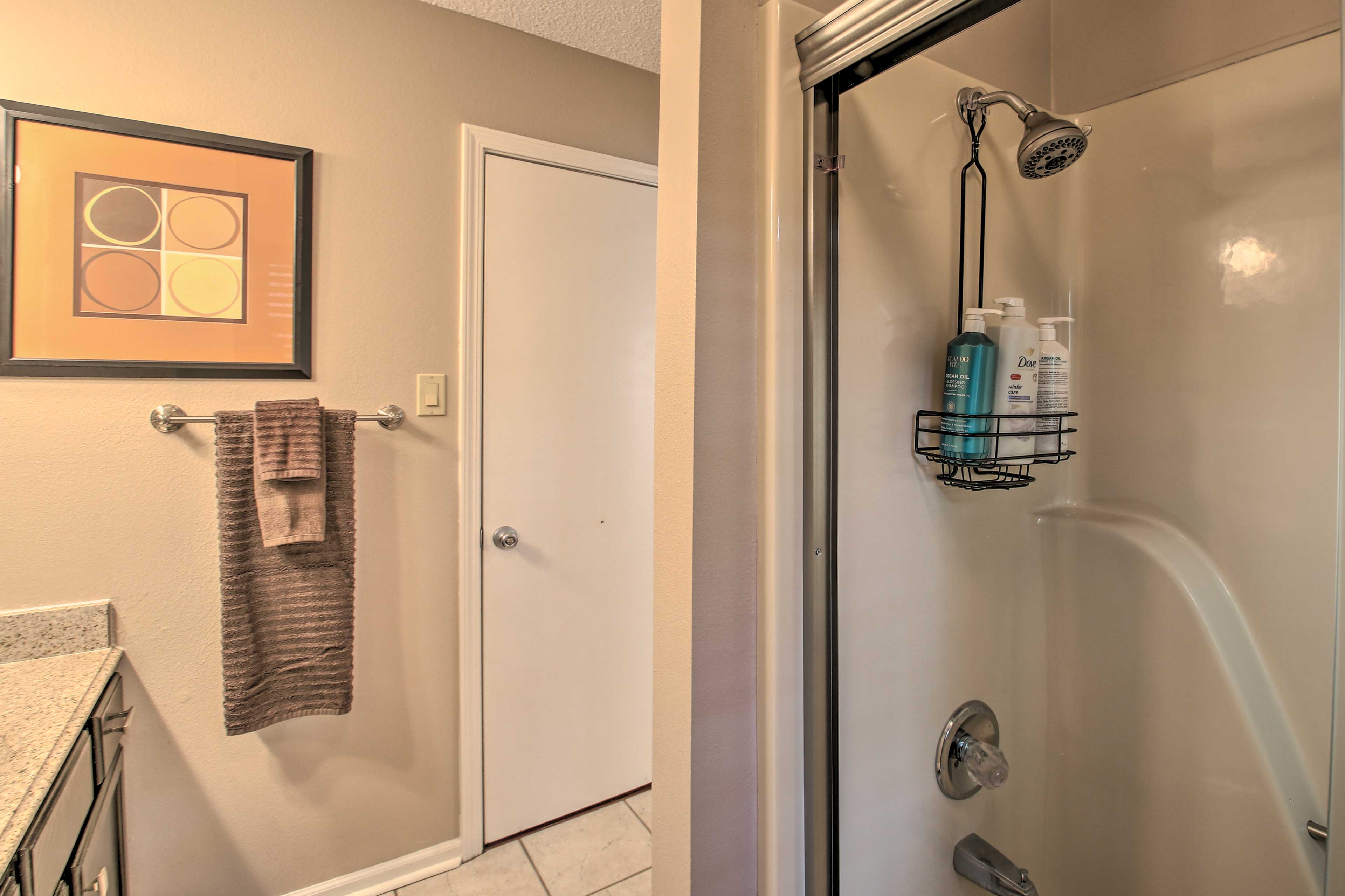 Full Bathroom | 2nd Floor | Complimentary Toiletries