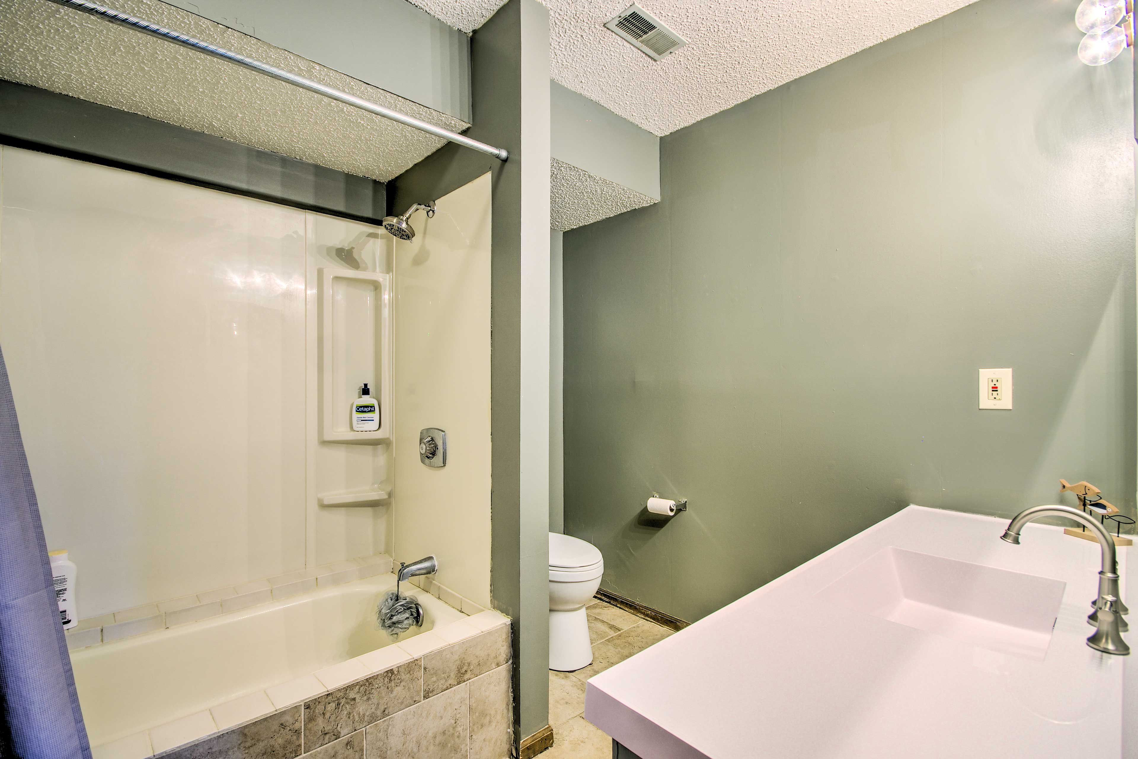 En-Suite Bathroom | Lower Level | Complimentary Toiletries