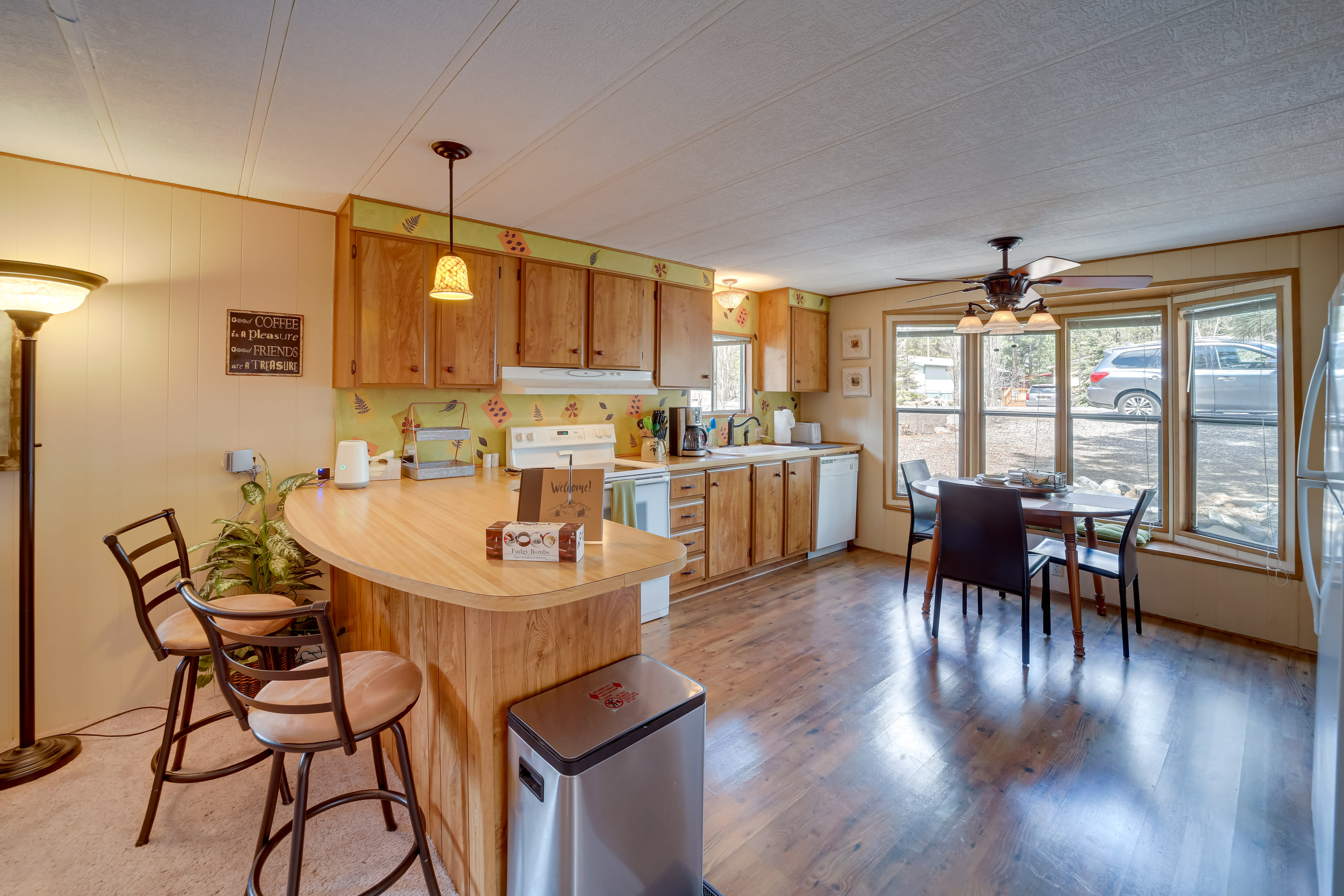 Kitchen & Dining Area