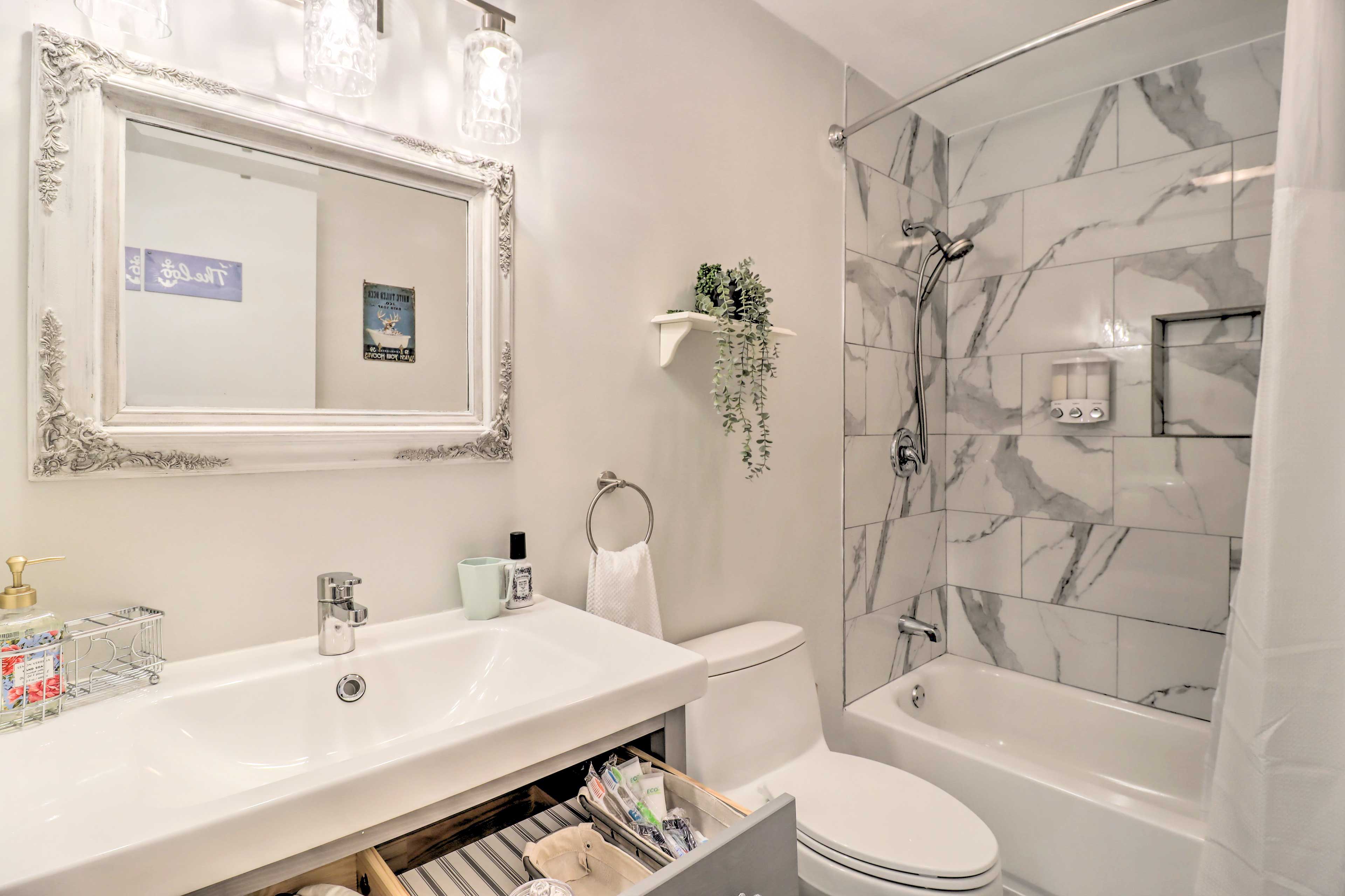 Full Bathroom | Main Floor | Complimentary Toiletries