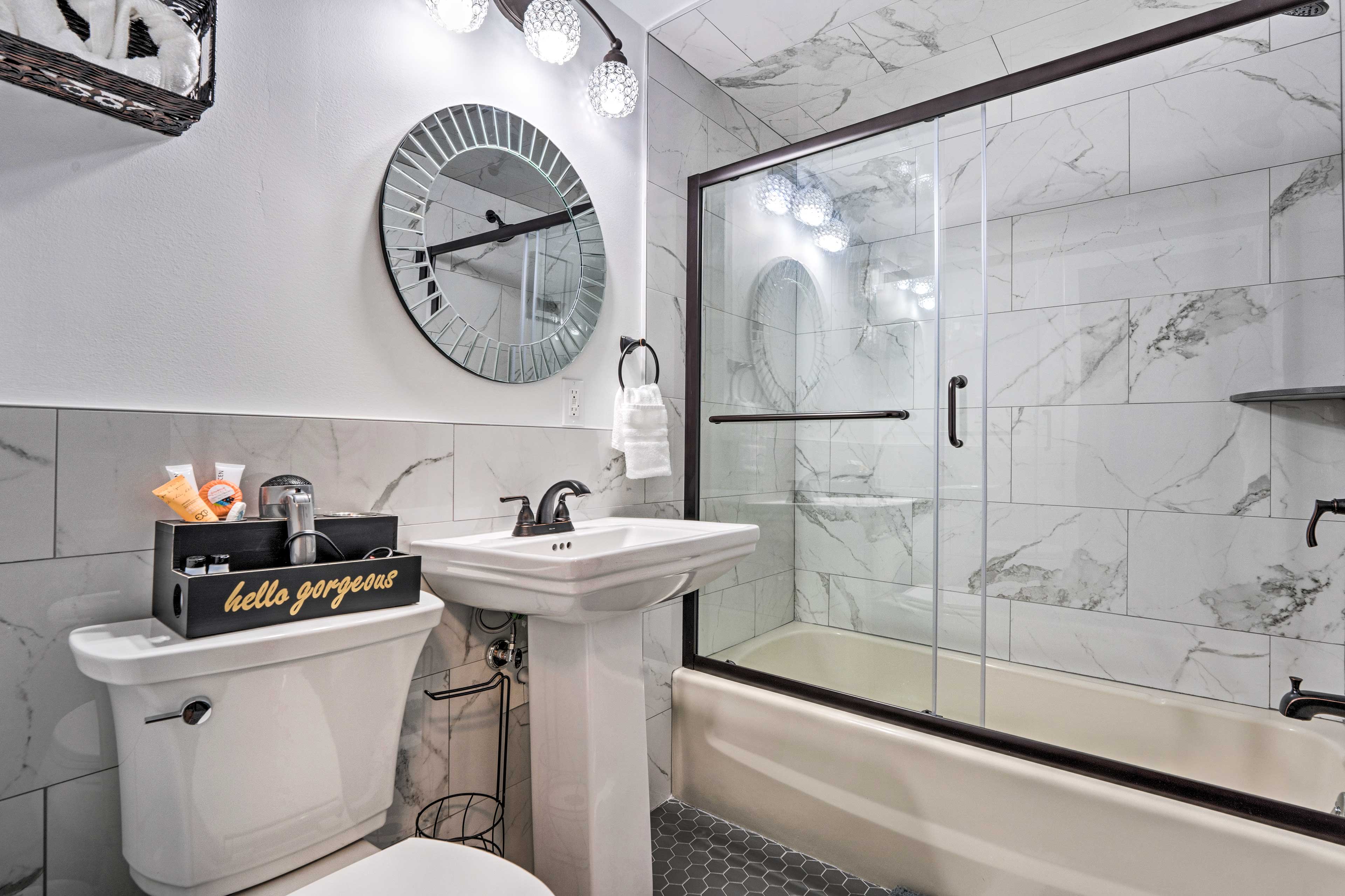 Full Bathroom | Towels Provided | Complimentary Toiletries