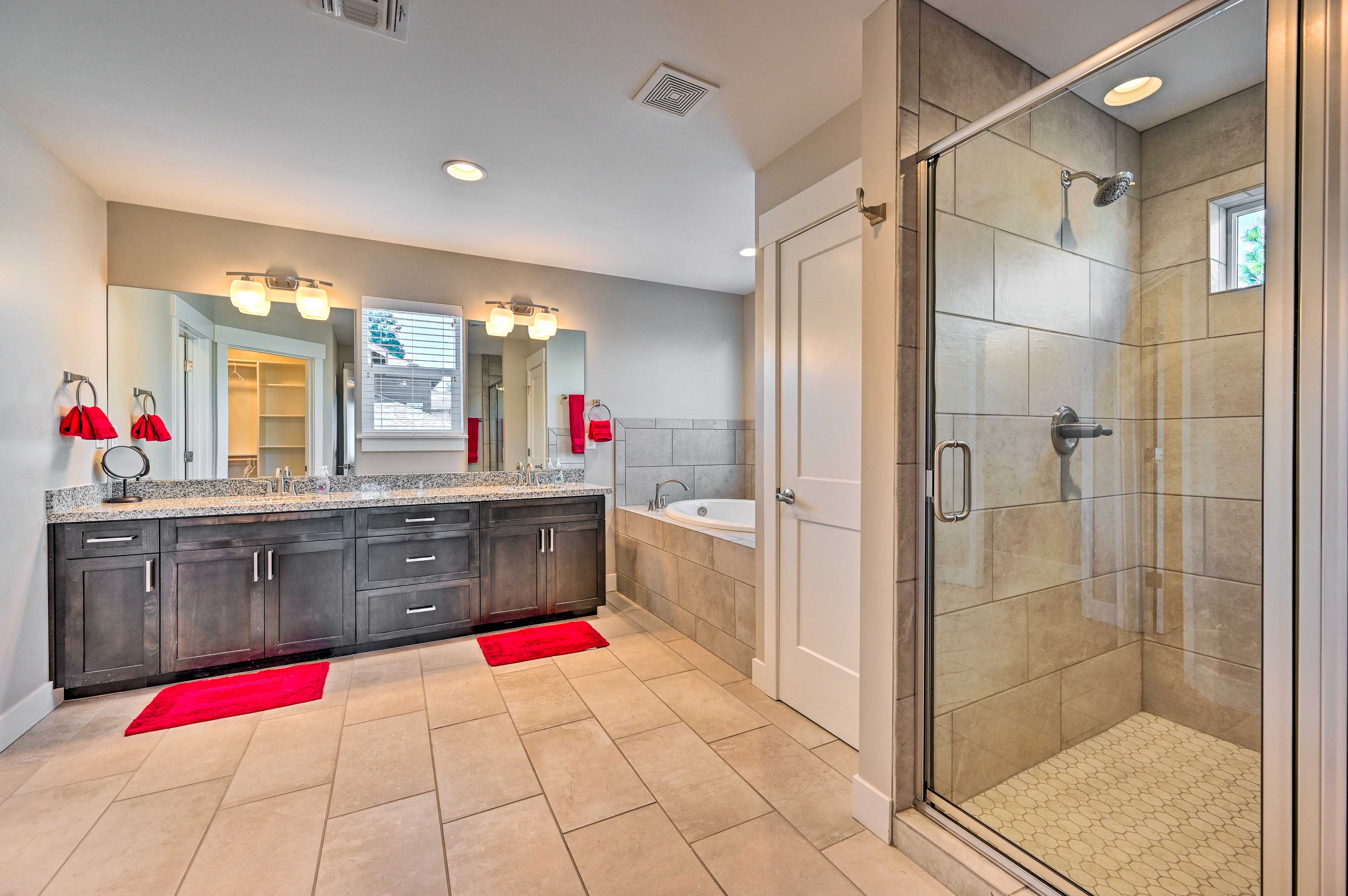 En-Suite Bathroom | Towels Provided | Complimentary Toiletries | Walk-In Closet