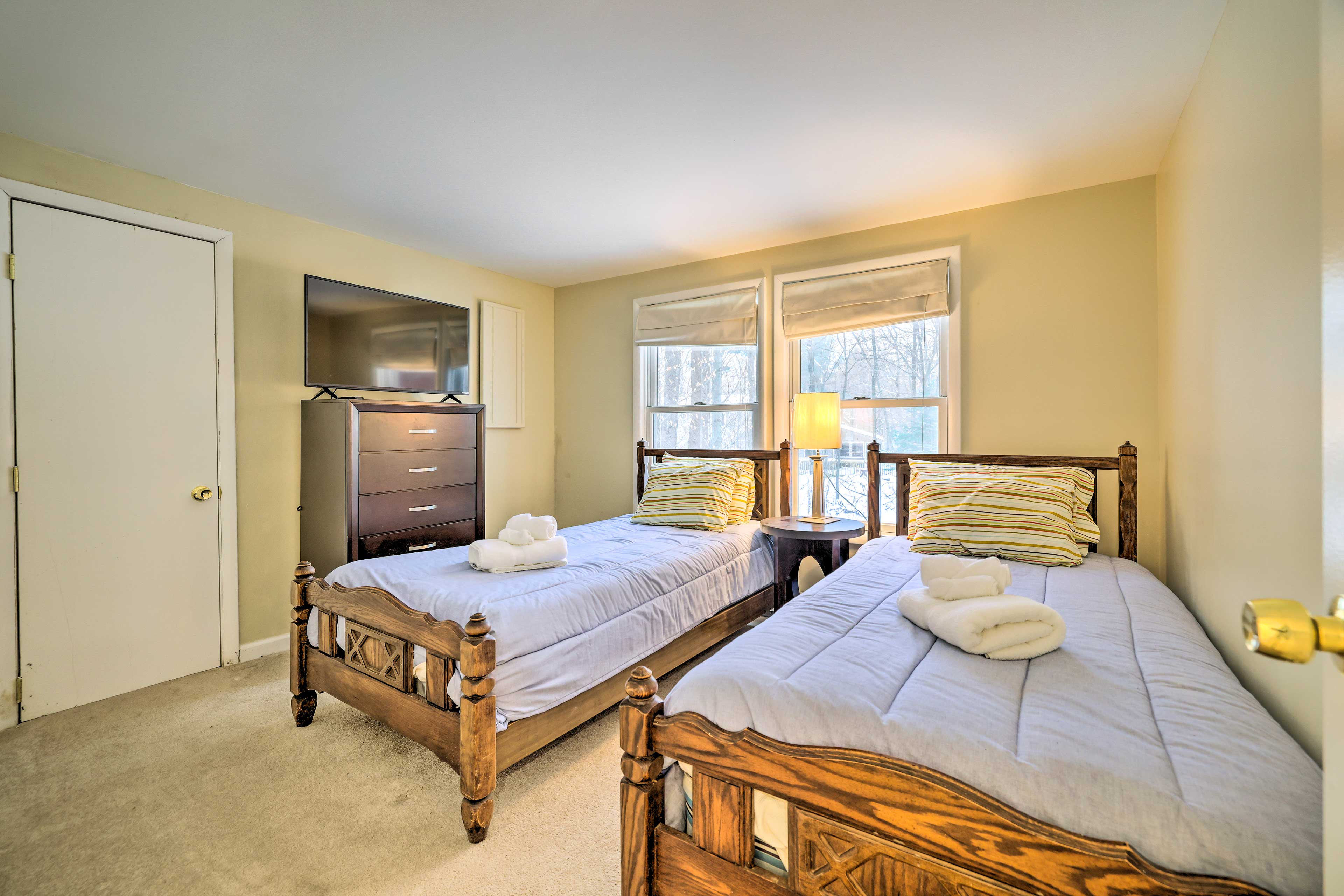 Bedroom 3 | Upper Level | 2 Twin Beds | Smart TV