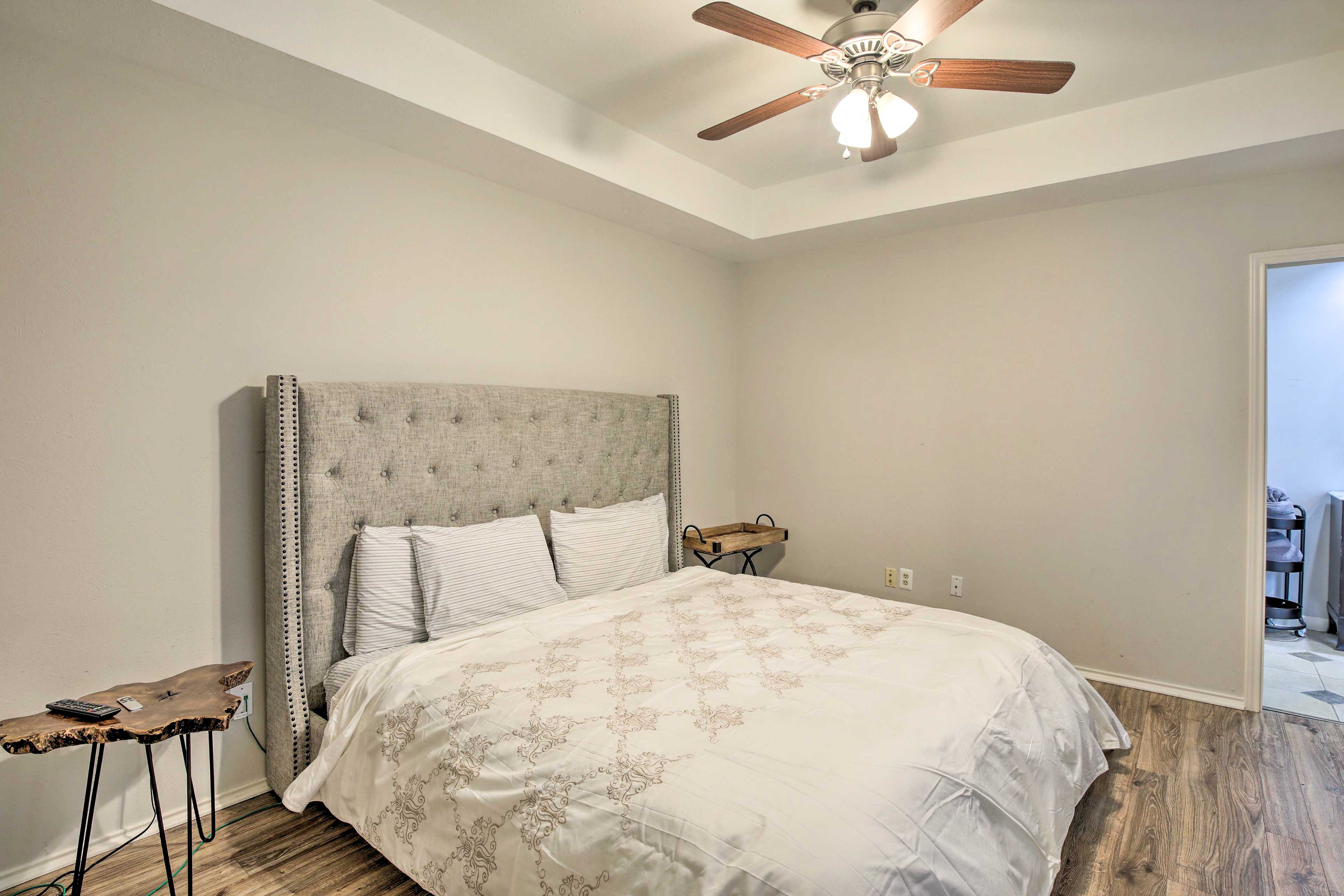 Bedroom | Main Level | King Bed | Linens Provided | Smart TV