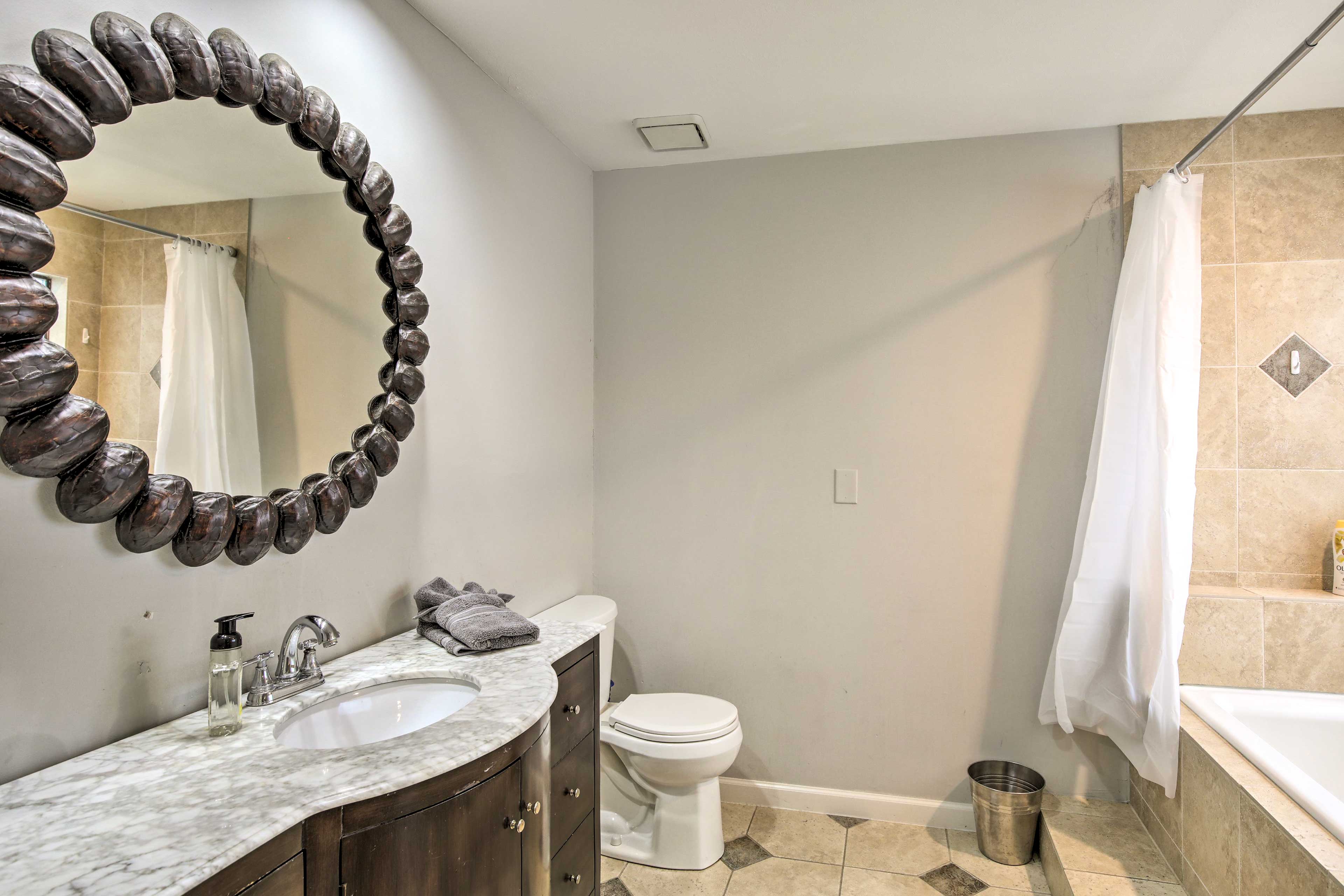 En-Suite Bathroom | Main Level | Complimentary Toiletries | Towels