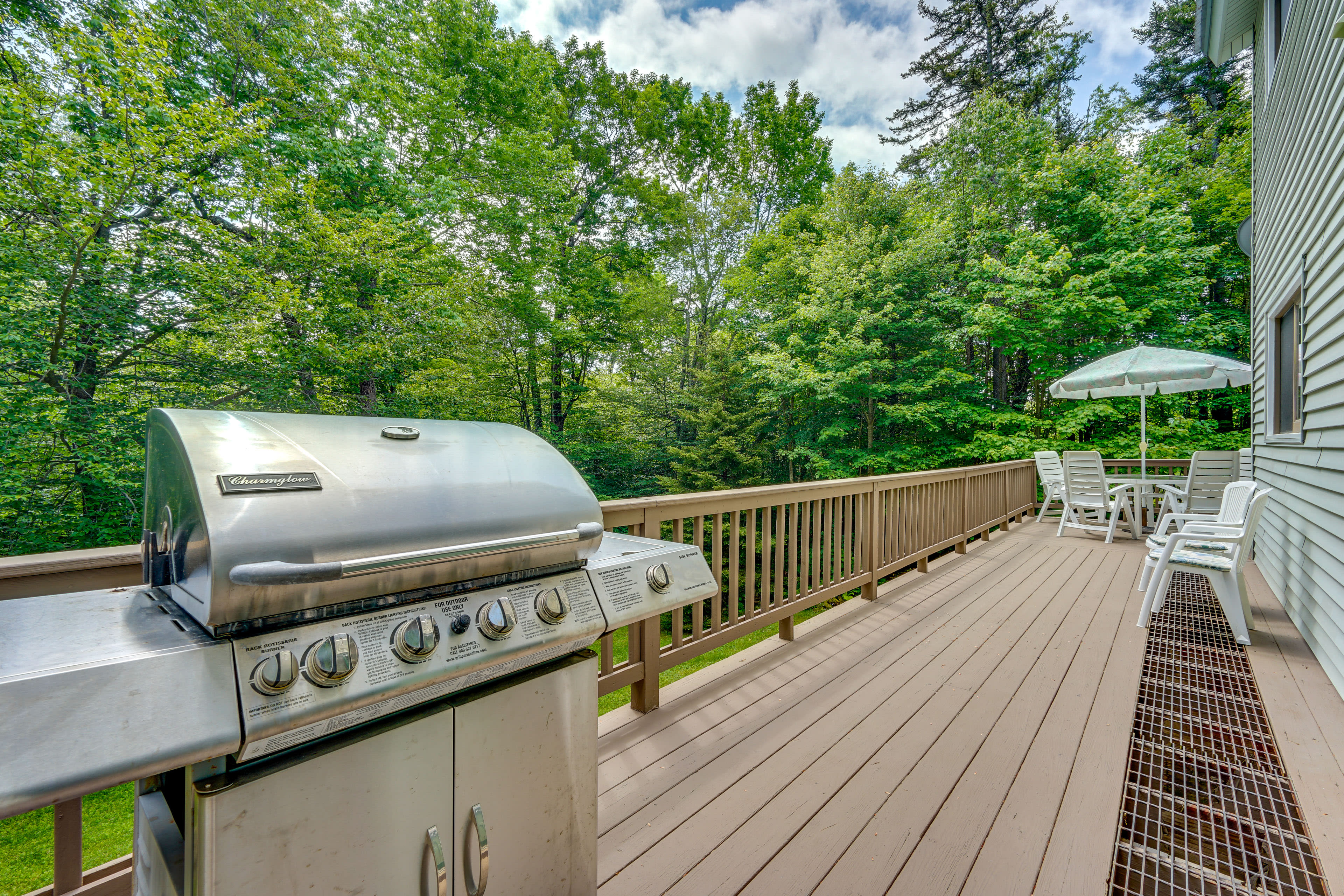 Deck | Grill | Dining Table